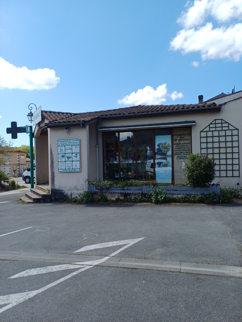 Pharmacie - Charente-Maritime
CA HT  923 600 €


Vous rêvez d'une belle qualité de vie tout en exerçant un métier enrichissant dans un cadre agréable ? Cette pharmacie est l'opportunité idéale pour vous.

Suite à départ pour raison de santé cède officine rurale agréable dans région touristique de Charente-Maritime. Les communes de Saint-Césaire et St Bris des Bois sont imbriquée et habitées par 1 300 habitants. Elle se situe à 10 mn de Saintes, 15 mn de Cognac et 20 mn de Saint-Jean d’Angély.

Localisée à tout juste 1h des plages et de La Rochelle, idéale pour des d'escapades à savourer sans modération, pour des pauses nature ou des balades au grand air. 

Belle opportunité pour une installation avec une gestion simple et fluide. La pharmacie est membre de la SISA des Borderies (Burie – Brizambourg – Chérac – Saint-Césaire).

Située dans le cadre exceptionnel de la vallée du Coran cette pharmacie est particulièrement bien placée dans le village avec un emplacement stratégique sur la place Vinet, un parking juste à côté et plusieurs commerces et lieux culturels à proximité dont le cabinet infirmier disposant de deux professionnelles et un cabinet médical communal pouvant accueillir trois professionnels de santé. Aujourd’hui, la commune bénéficie tout juste d’une aide à l’installation pour les futurs médecins. 

Dans notre commune accueillante et dynamique, vous trouverez de nombreux services tels que épicerie, boulangerie, hôtel et son bar-tabac, restaurant gastronomique, agence postale, camping, village vacances, école et garderie qui reçoivent les élèves de la maternelle au CM2, bibliothèque, piscine intercommunale, tennis, terrain de foot, terrain de pétanque, chemins de randonnée, Paléosite, étang, associations culturelles (musée, abbaye, théâtre), … .

Emplacement & Environnement :

Seule pharmacie dans un rayon de 10 km, assurant une clientèle régulière. Patientèle répartie sur plusieurs villages alentours, fidèles avec un relationnel amical.
Bâtiment avec un agencement moderne et aux normes.
Bail commercial : 968 € HT / mois

Superficie & Agencement :

Superficie totale : 80 m², bien optimisée pour l’activité.
Espace de vente : environ 35 m².
Réserve :
45 m² pour les médicaments et génériques et pour les pansements, les poches de perfusions et stomies, les protections.

Bureau séparé.

Horaires d’ouverture :

Lundi : 14h30 - 19h30
Mardi au vendredi : 9h - 12h30 / 14h30 - 19h30
Samedi : 9h - 12h30

Une opportunité idéale pour un repreneur souhaitant s’installer dans une pharmacie de proximité, avec un cadre de vie agréable dans la vallée du Coran, joyaux de la Saintonge et une clientèle fidèle.

N'hésitez pas à venir nous rencontrer et vous serez conquis.