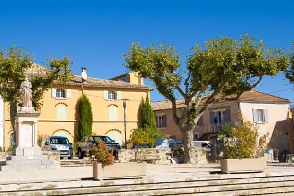 Le village de Rasteau situé dans le département du Vaucluse recherche un couple de boulanger pour reprendre ce commerce. 
Le boulanger devra être titulaire du CAP pour fabriquer du pain artisanal de qualité, de la viennoiserie et pâtisserie.
Tout le matériel est en place pour fabriquer le pain, la viennoiserie et la pâtisserie. 
Le potentiel de développement est très intéressant, il a été étudié par une personne du métier qui vous proposera un accompagnement afin de faire aboutir le projet.   
Tous les types de commerce sont présents sur la commune.
Possibilité de logement au-dessus de la boulangerie. 
Toutes les candidatures seront étudiées et une réponse sera faite à toutes les demandes. Un premier contact téléphonique sera nécessaire au 0680118231   
Nous acceptons les reconversions professionnelles qui ont un projet sérieux.
Par la suite les candidats devront faire parvenir par mail une lettre de motivation et leurs coordonnées à l’adresse que nous lui indiquerons.
Prix de vente 70 000€, nous étudierons toutes les propositions en tenant compte des capacités du repreneur.