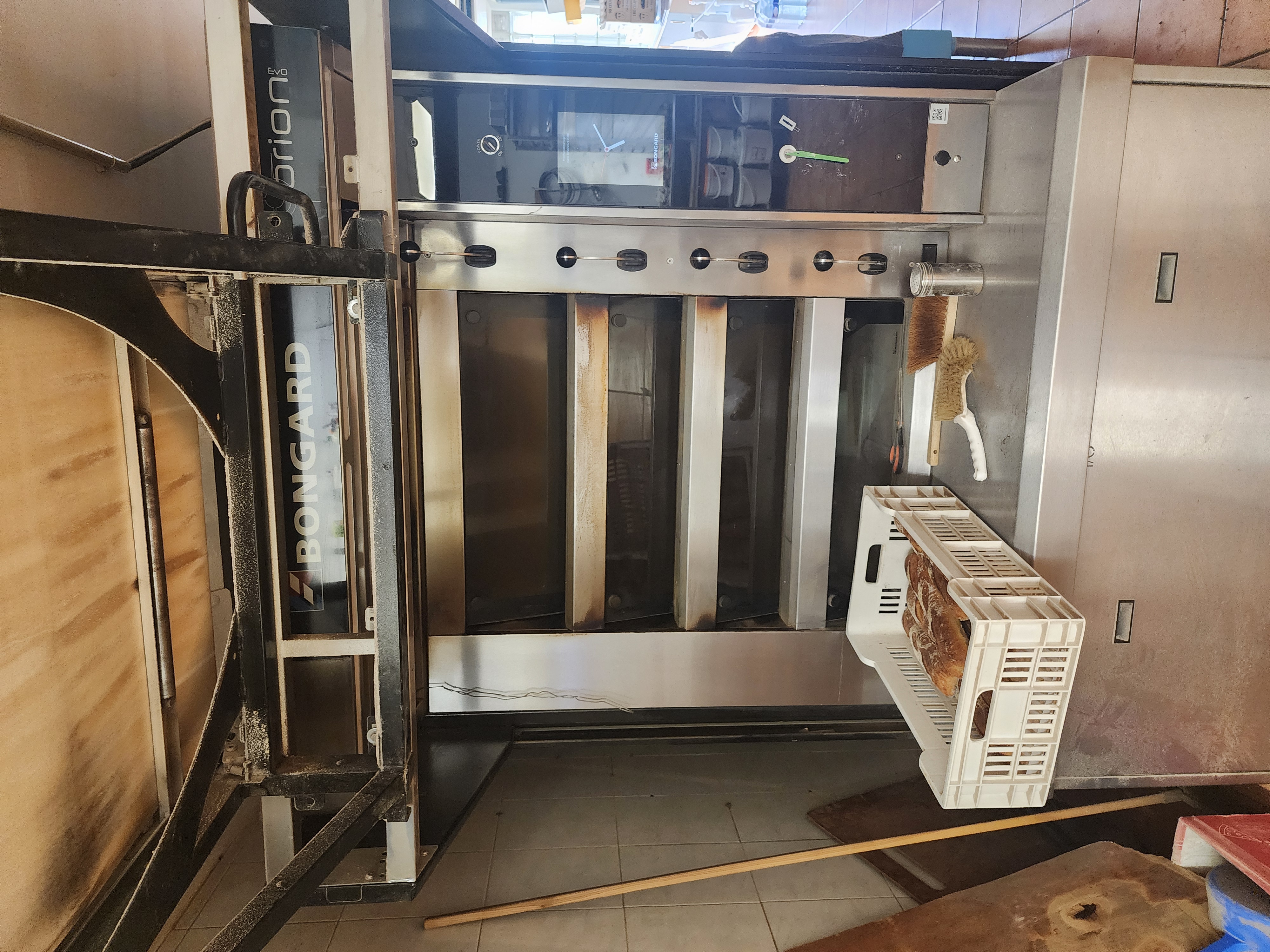 À VENDRE – Fonds de commerce Boulangerie-Pâtisserie – Haute-Garonne (31)

À seulement 30 minutes au sud de Toulouse, saisissez l'opportunité de reprendre une boulangerie-pâtisserie artisanale idéalement située au cœur d'un village en plein développement de 1 800 habitants.

Bénéficiant d'un emplacement stratégique sur un axe passant, à proximité de l'école, l'établissement profite d'une clientèle fidèle et régulière, tout en offrant de réelles perspectives de croissance grâce au développement de la commune.

Le local comprend 65 m² de surface d'exploitation ainsi qu'une dépendance de 25 m² dédiée au stockage. Le matériel est entretenu et permet une reprise immédiate de l'activité, sans investissement important à prévoir.

Chiffres clés

- Chiffre d'affaires : 168 000 €
- Prix de vente : 120 000 €
- Loyer : 720 € TTC/mois
- 65 m² de surface d'exploitation + 25 m² de stockage
- 2 gérants – aucun salarié à reprendre

Activités

- Boulangerie artisanale
- Viennoiserie
- Pâtisserie
- Snacking
- Boissons et glaces en saison

Les points forts

- ✔ Emplacement de choix sur un axe très fréquenté.
- ✔ Village dynamique de 1 800 habitants en pleine expansion.
- ✔ École à proximité.
- ✔ Clientèle fidèle et régulière.
- ✔ Faible loyer.
- ✔ Aucun salarié à reprendre.
- ✔ Affaire saine, idéale pour un couple ou un artisan souhaitant s'installer.
- ✔ Fort potentiel de développement (snacking, restauration du midi, offre traiteur, livraison, développement de l'activité pâtisserie…).

Prix de vente du fonds de commerce : 120 000 €

Pour tout renseignement complémentaire ou pour organiser une visite, n'hésitez pas à me contacter.
