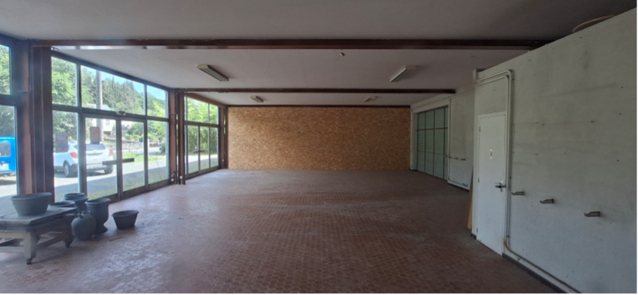 Vous recherchez un atelier pour vous installer, développer votre activité artisanale ou donner vie à un nouveau projet professionnel ? La commune de Villaines-les-Rochers vous propose plusieurs espaces au sein de la Maison des Savoir-faire !

Située en Indre-et-Loire, au cœur d’un village reconnu pour sa tradition de vannerie et son patrimoine artisanal, la Maison des Savoir-faire a vocation à accueillir des artisans et artisans d’art souhaitant développer leur activité dans un cadre propice à la création, à la production et aux échanges entre professionnels.

DES ESPACES ADAPTÉS À VOTRE ACTIVITÉ

Au sein d’un hangar de 800 m², plusieurs ateliers et espaces sont proposés à la location, avec différentes superficies et différents niveaux d’aménagement.

Les surfaces disponibles comprennent notamment :
Des ateliers d’environ 15 m², isolés et chauffés ;
Un espace d’environ 34 m², partiellement isolé ;
Un espace de 200 m², divisible par portions de 50 m² ;
Un espace de 135 m², divisible selon les besoins ;

Des possibilités de regroupement de certains espaces pour disposer d’une surface plus importante.

Certains locaux sont prêts à accueillir une activité, tandis que d’autres nécessitent des aménagements adaptés aux besoins du professionnel.

Cette diversité permet d’étudier des projets de différentes tailles, selon les surfaces recherchées et les contraintes propres à chaque activité.

DES SERVICES ET DES ESPACES COMMUNS

La Maison des Savoir-faire met à disposition des occupants :
Une salle de convivialité avec cuisine aménagée ;
Un vestiaire avec douche ;
Un espace d’accueil pouvant servir à l’exposition et à la vente ;
Le Wi-Fi ;
Un site internet commun.
Chaque artisan dispose également d’un compteur électrique dédié.

DES LOYERS ACCESSIBLES
Les tarifs mensuels sont adaptés à la nature et au niveau d’aménagement des espaces :

À partir de 1 €/m²/mois pour certains espaces de stockage ;
3 €/m²/mois pour certains espaces aménagés ;
3,50 €/m²/mois pour un espace partiellement isolé et électrifié ;
5 €/m²/mois pour les espaces isolés et chauffés.

Les tarifs sont indiqués hors charges. Les charges comprennent notamment l’eau, l’assainissement, le Wi-Fi et l’électricité des espaces communs.

Pour certains espaces non isolés et non chauffés, les aménagements nécessaires sont à prévoir par l’artisan, selon les modalités définies par la commune.

VILLAINES-LES-ROCHERS : UN TERRITOIRE AUX SAVOIR-FAIRE RECONNUS

En choisissant Villaines-les-Rochers, vous vous installez dans un village dont l’identité artisanale contribue au rayonnement et à l’attractivité du territoire.

La Maison des Savoir-faire a vocation à participer à cette dynamique en accueillant de nouveaux professionnels et en contribuant au développement de l’activité économique locale.

Que vous soyez artisan déjà installé, artisan d’art ou porteur d’un projet de création, plusieurs possibilités peuvent être étudiées pour trouver un espace adapté à votre activité.

VOUS SOUHAITEZ VOUS INSTALLER ?

L’attribution des ateliers se fait après examen d’un dossier de candidature par le conseil de gestion de la Maison des Savoir-faire.

Pour obtenir des renseignements, demander un dossier de candidature ou organiser une visite :

Mairie de Villaines-les-Rochers
6 place de la Mairie
37190 Villaines-les-Rochers
E-mail : mairie@villaines-les-rochers.fr
Tél. : 02 47 45 43 08

Plus d’informations :
https://www.villaines-les-rochers.fr/la-maison-des-savoir-faire/

La Maison des Savoir-faire : un lieu pour entreprendre, créer et développer votre activité artisanale à Villaines-les-Rochers !