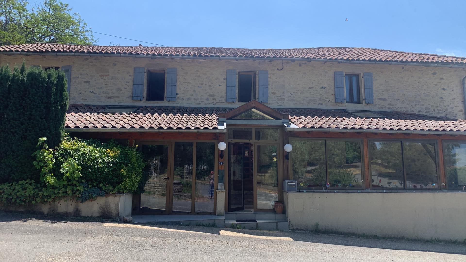Vente des murs d’un ancien hôtel de 7 chambres et d’un ancien restaurant avec 3 chambres d’hôtes et un appartement de fonction de 100m2 et 4 chambres + grand salon. Terrain arboré de 2000m2 avec emplacements de parking privatifs!
Fermé actuellement à reprendre totalement mais sans aucun travaux à faire, équipement complet inclus.