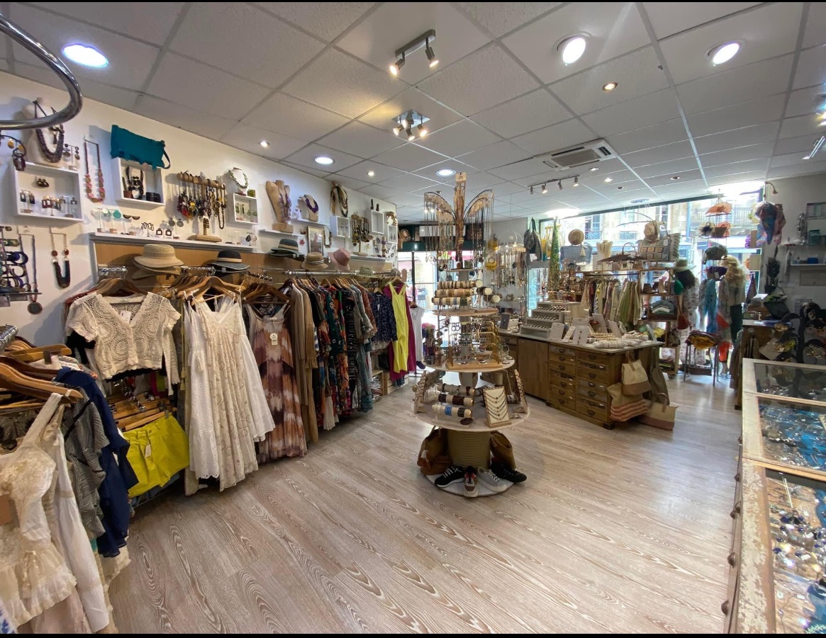 Idéalement situé à l'angle de la rue commerçante ( à deux pas de l office de tourisme) et du centre historique de Sarlat capitale du Périgord Noir, ce fond de commerce bénéficie d un excellent  emplacement.
la boutique propose une activité de vêtements femme de marques diverses, chaussures , bijoux fantaisies et précieux, avec une clientèle fidèle à l'année, largement renforcée par un important flux touristique en saison.
local d une surface totale de 80m2
Grande vitrine  plus 2 sur chaque coté de la porte, offrant une excellente visibilité.
Espace de vente lumineux
Etage comprenant des zones de stockage, bureau, toilette.
Convient parfaitement à une reprise clé en main ou à un nouveau concept.
Activité saine avec potentiel de développement pour qui souhaite allier projet durable et qualité de vie.