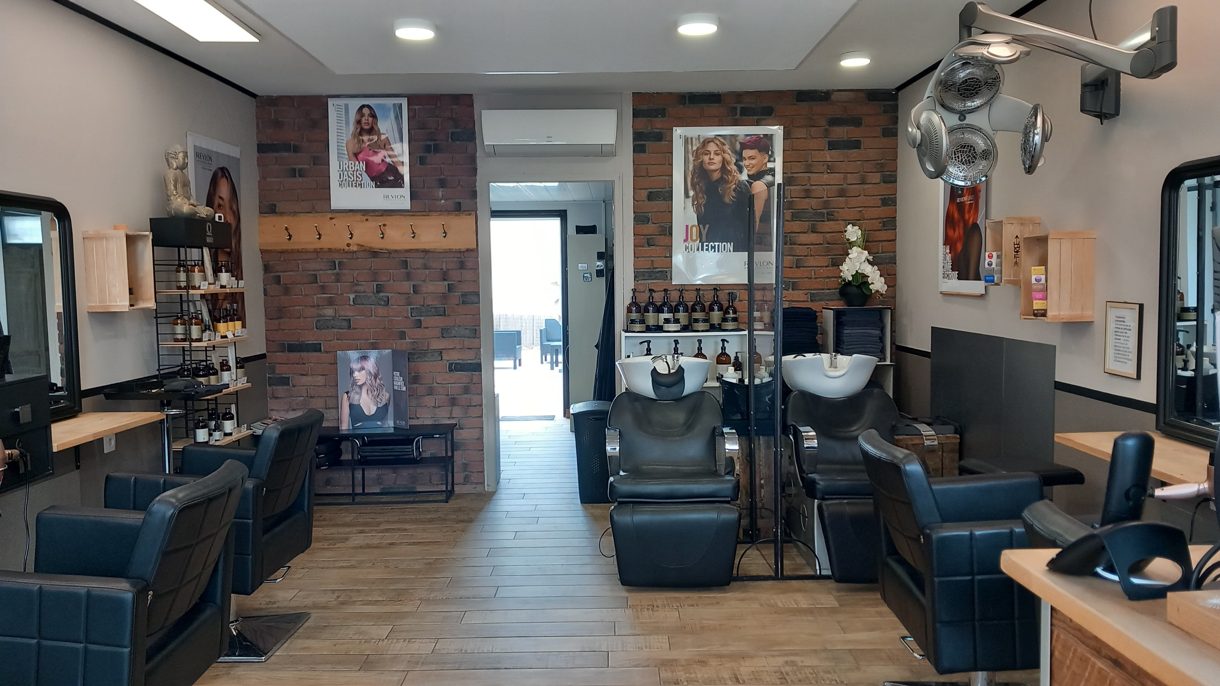 À Vendre : Salon de Coiffure 
Cause retraite 
Depuis 2018, notre salon de coiffure mixte et barbier a bâti une excellente réputation grâce à une clientèle fidèle et une rentabilité continue. Ce salon, situé dans un village dynamique, est prêt à l'emploi sans travaux à prévoir. C'est une opportunité unique pour ceux qui aspirent à quitter les grandes villes pour s'installer dans un cadre paisible et accueillant.
Notre salon est idéalement situé à seulement 15 minutes de Caen et 20 minutes des plages, au centre d'un village animé avec de nombreux commerces (esthétique, supérette, boucherie, pharmacie, boulangeries, PMU et tabac presse

Superficie : 44m², très bien agencée.

-Climatisation réversible pour un confort optimal toute l'année.

-Accès PMR (Personnes à Mobilité Réduite).

-5 postes de coiffage, dont 1 dédié au service barbier.

-2 fauteuils bacs à shampoing.

-1 Climazon + soins vapeur pour des prestations de qualité.

-1 Laboratoire, WC et coin cuisine équipé (lave-linge, sèche-linge).

-1 Jardin avec terrasse de 35m² : un espace exceptionnel, rare à la

- Magnifique salon sans travaux à prévoir, prêt à l'emploi avec une rentabilité assurée et une terrasse en plus.

- Localisation idéale dans un village dynamique et proche des commodités.

- Parking à proximité.

- Loyer 928 €

Ne manquez pas cette opportunité unique et rare de devenir propriétaire d'un salon de coiffure de renom dans un cadre paisible et accueillant.