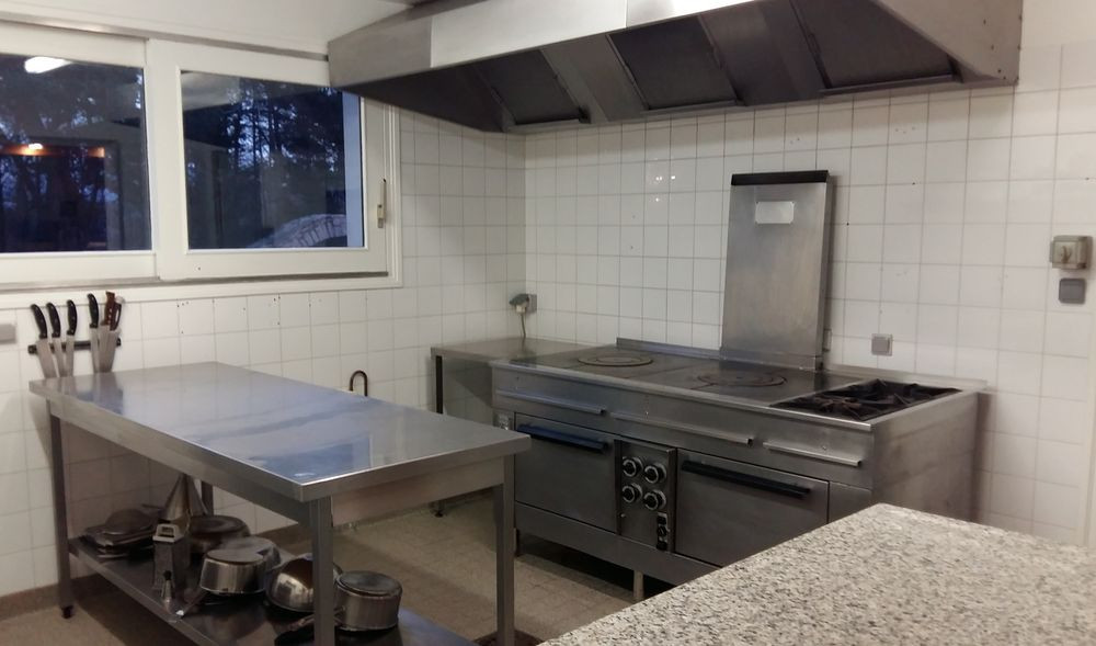 En Drôme Provençale, la mairie d'Eyzahut recherche des gérants (cuisinier.e professionnel.lle) pour son Bar Restaurant communal licence 4,  40 couverts, avec belle terrasse.
Possibilité gérance supplémentaire snack piscine communale juillet/août . Convention administrative d'un an renouvelable. Possibilité d'évolution vers bail commercial sous 3 ans.
Demande du cahier des charges : mairie.eyzahut@orange.fr 
site web du village : eyzahut.fr