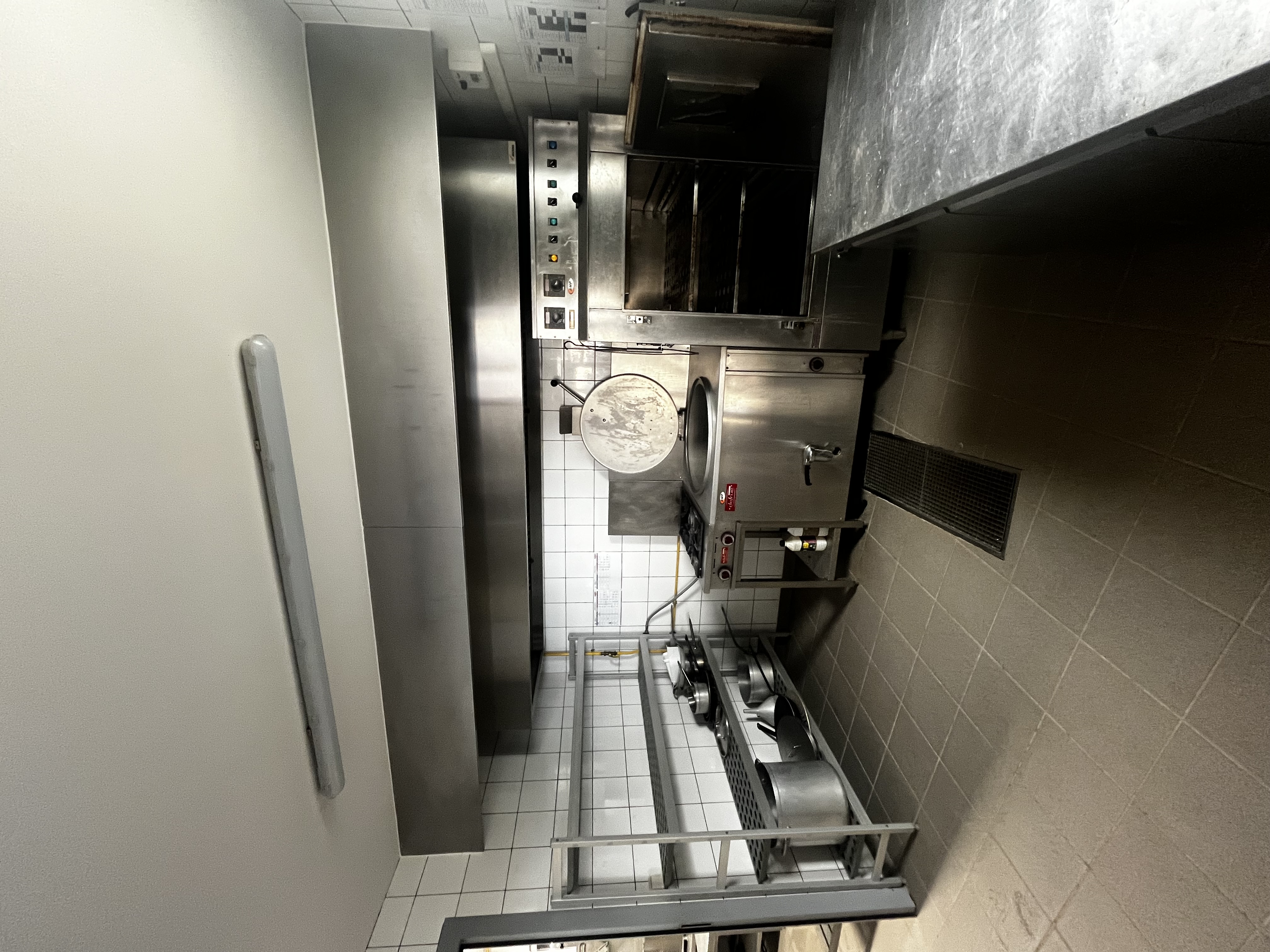 Vous rêvez de développer votre activité de boucherie dans un cadre charmant et dynamique ? Ce local clé en main à Chapdes-Beaufort est l’opportunité qu’il vous faut !

Chapdes-Beaufort est un village dynamique du Puy-de-Dôme, connu pour son cadre agréable, sa vie locale active et ses commerces de proximité. Idéal pour une boucherie artisanale qui souhaite travailler au cœur d’un village attaché aux produits locaux et au savoir-faire artisanal. 

Le local :
•	Superficie totale : 132 m², dont 41 m² de surface de vente lumineuse
•	Boucherie entièrement équipée avec tout le matériel nécessaire pour démarrer immédiatement
•	Local entièrement rénové, moderne et fonctionnel
•	Rampe de déchargement facilitant les livraisons et la logistique
•	Agencement pratique pour optimiser le flux de travail et la vente

Avantages pour votre activité :
•	Démarrage rapide grâce au matériel existant
•	Local attractif et fonctionnel pour le confort de votre équipe et de vos clients
•	Fort potentiel de développement sur un secteur géographique attractif

Ne manquez pas cette opportunité rare d’installer votre boucherie dans un local parfaitement équipé et rénové, au cœur d’une commune charmante et active.
Contactez le service développement économique dès aujourd’hui pour organiser une visite et découvrir tout le potentiel de ce local.