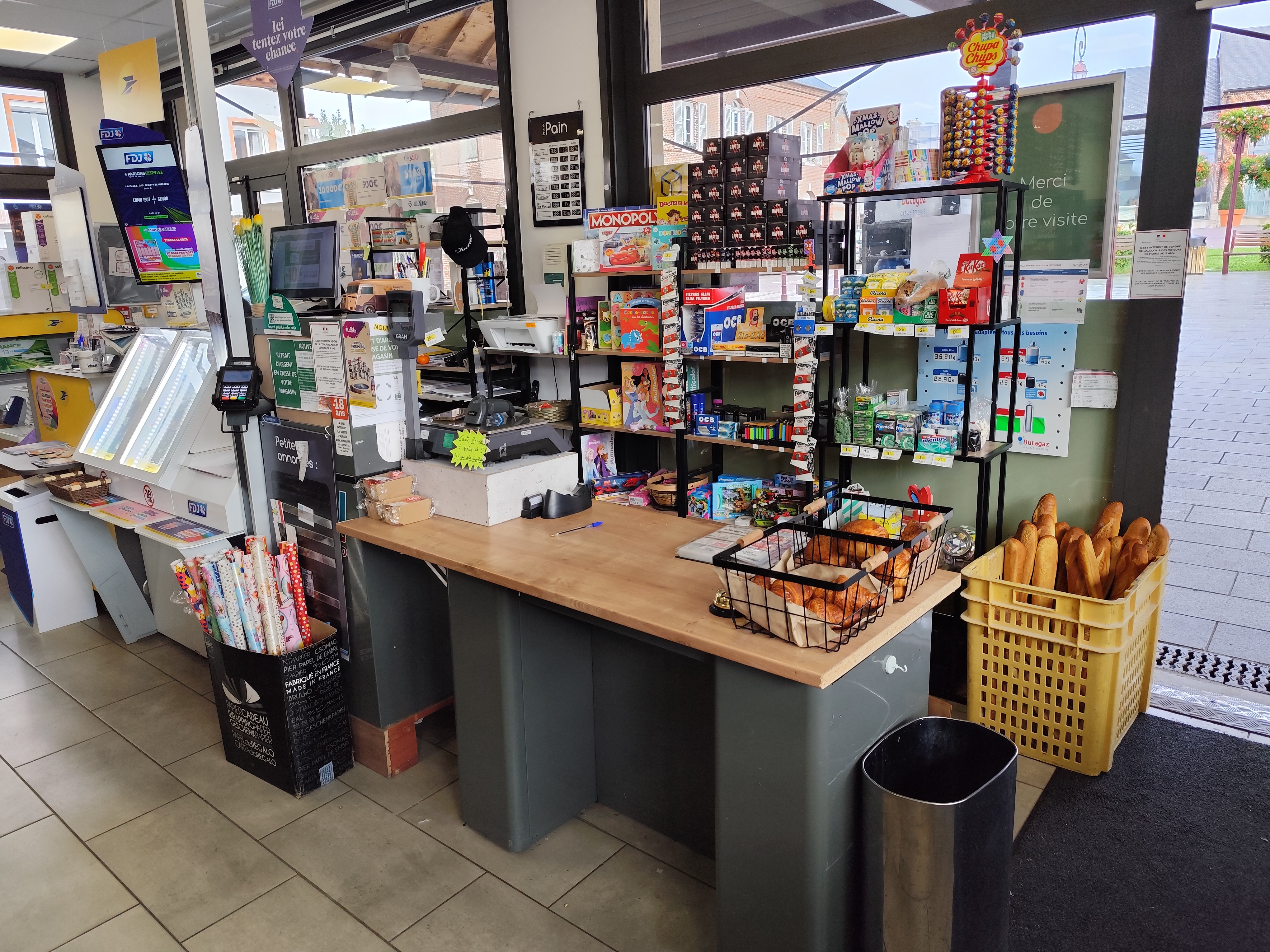 a vendre épicerie enseigne  Vival dans une commune rurale de plus de 1000 habitants
situé a 10mm de Cany Barville et  25mm de Fécamp
épicerie très bien située au cœur du village avec des commerces complémentaires
nombreux stationnement gratuits 
l épicerie propose la FDJ ,la poste ,les colis pickup et colissimo, le retrait d argent et le gaz  
la surface du magasin est d environ 100M²avec une réserve de 30 M²
le matériel est correct et dispose d une chambre froide