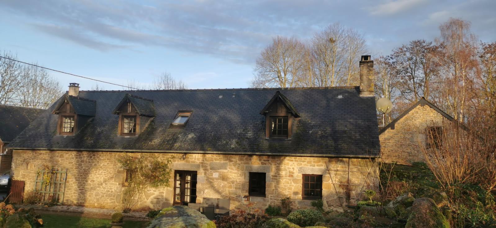 Au cœur de la nature, je vous invite à découvrir une très belle propriété à 2.5 km du site remarquable de la roche d'Oêtre et son panorama, vous apprécierez l'accès direct au GR de la Suisse normande élu comme GR® préféré des Français pour l’année 2023, et nombreux circuits VTT balisés.
idéal pour une reconversion et un changement de vie. 
Maison en pierre de granite comprenant 3 chambres, 1 salle de bain avec toilette à l'étage, au rdc un salon avec cuisine ouverte, chaudière a granulés bois sous garantie et poêle à bois posé dans une grande cheminée en granite, le tout sur un parc de 5600 m².
A reprendre une activité agricole en circuit court dans la culture de petits fruits rouges, plein champ, avec son atelier de transformation en confitures et pâtes de fruits.
Sur place une dépendance de 50m2 comprenant un un atelier/boutique de 30m2 avec licence III, pour la transformation et la vente sur place des confitures, fruits issus de notre verger de 3600 m2 à 5 kms, portefeuille clients et revendeurs en place, le lieu permet un accueil des randonneurs pour une petite halte avec tables et chaises.
une formation sera assurée.
le gîte classé 2 étoiles, est attenant à la résidence principale, avec son jardin et une entrée indépendants, il est composé d'une cuisine en RDC, d'un salon en mezzanine et d'une chambre pouvant être séparée par une cloison amovible composée d'un lit de 2 personnes et de 2 lits pour une personne (ou proposé en un lit de 2 personnes).
Réservations 2026 en cours.

Tous le matériel servant à l’entretien de la propriété, le mobilier du gîte, le matériel agricole qui permet le bon fonctionnement de l'activité, le stock en cours de fruits et confitures, sont compris dans le prix.

Ce domaine constitue un véritable havre de paix, loin de l'agitation citadine, dans un environnement idéal pour travailler en toute liberté.