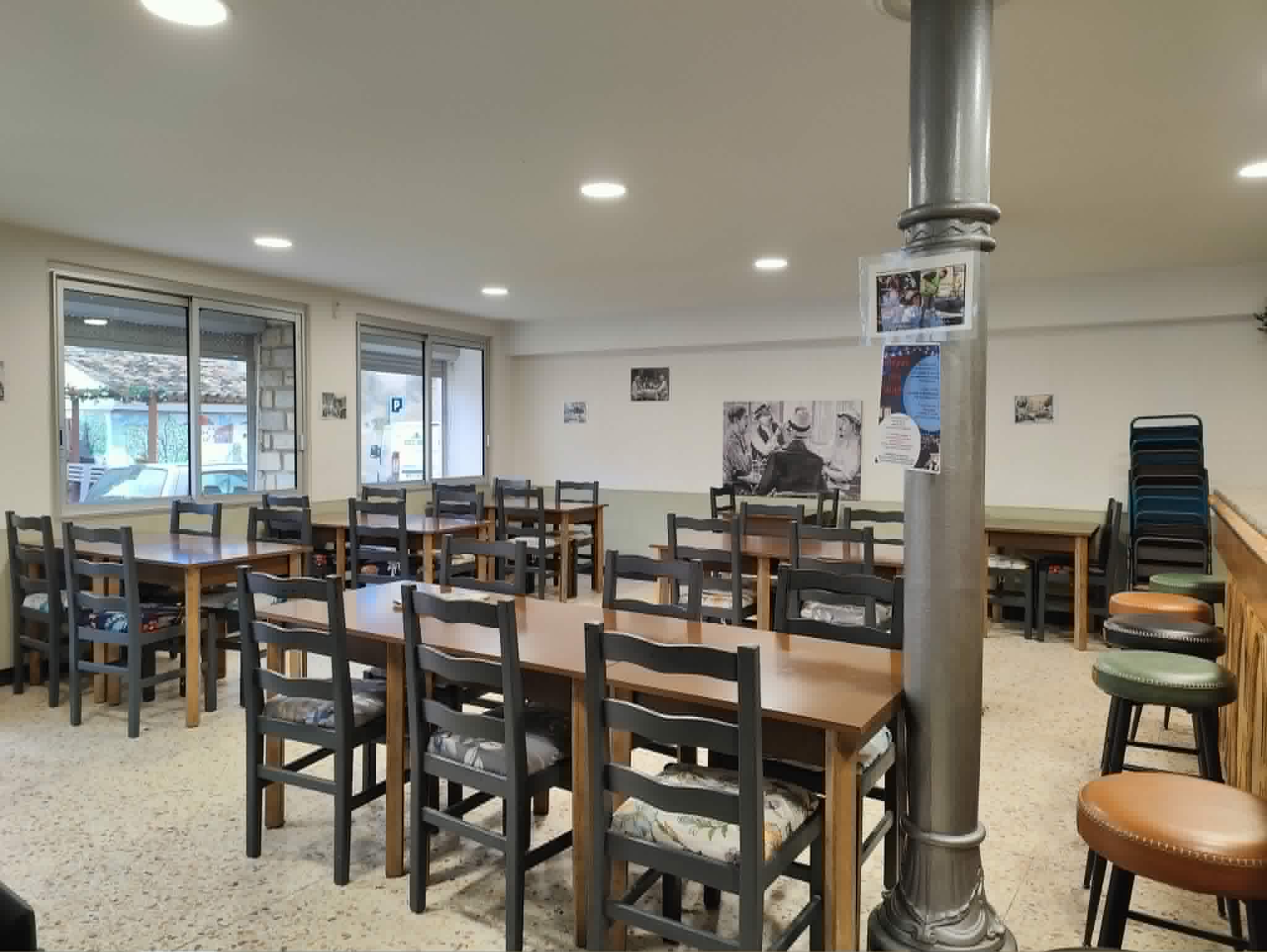 Une belle histoire vous attends à la Roquebrussanne ! Situé au coeur d'un joli village du Var nous vous proposons de reprendre l'exploitation d'un bar licence III.
Proche des commerces, écoles et parkings. Avec une clientèle déjà fidèle et le passage régulier de touristes et randonneurs.
Gros potentiel à développer (ouverture le soir, soirées à thèmes...).
Vous avez accès à 72m², 30 places assises en salle, 20 places terrasse avec pergola déjà installée. Cuisine disponible pour une petite restauration.
Prix: 30 000€
N'hésitez pas à me contacter pour plus de renseignements ou pour prendre rdv.