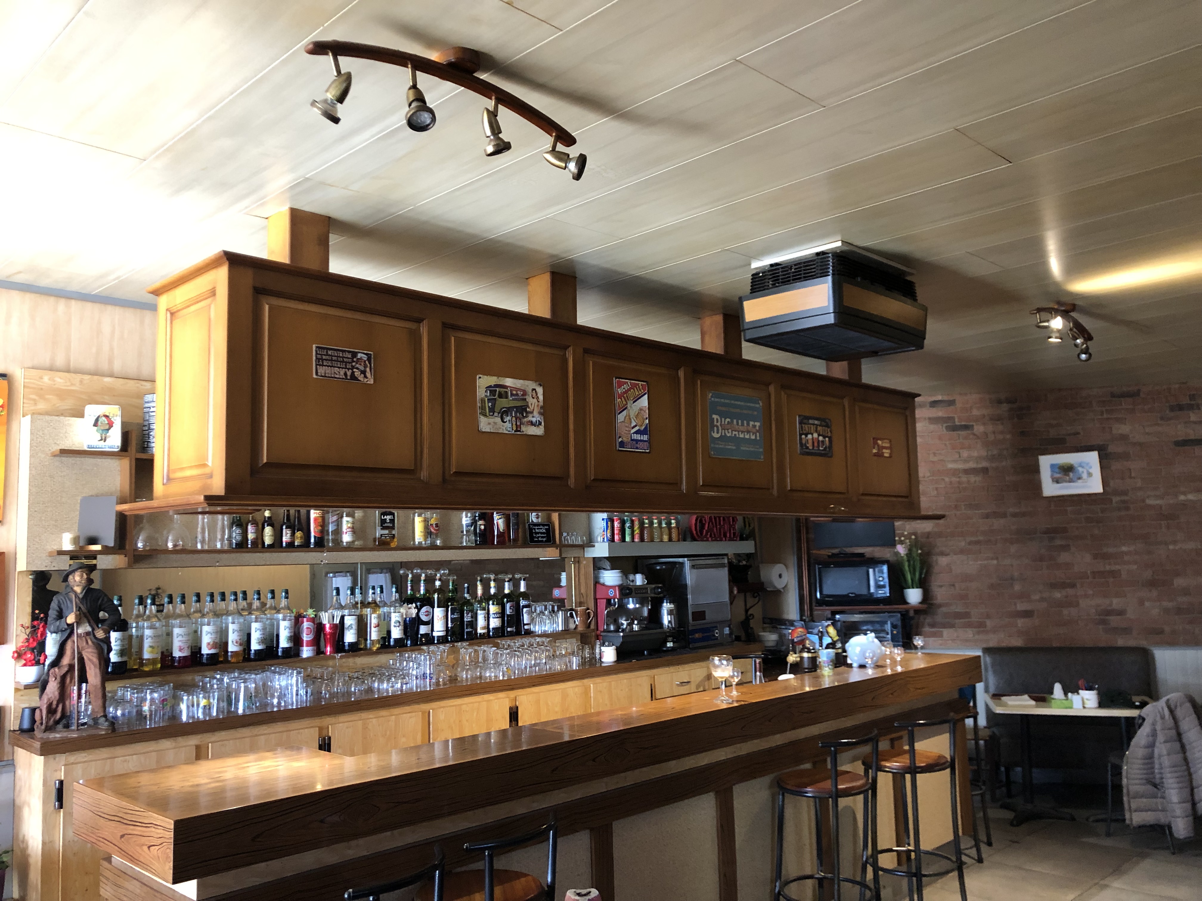 DESCRIPTION TECHNIQUE


Fonds de commerce d’un bar avec licence IV à reprendre avec les murs, à St-Georges d’Aurac Gare, situé sur la commune de Couteuges (43230). Le prix de vente des murs et du fonds est de 109 000 €. L’ensemble est constitué d’un bâtiment avec le bar et une terrasse (60m² pour le bar, 30m² pour la terrasse), de dépendances pour le stockage, et d’un bâtiment d’habitat avec studio au RDC et un logement à l’étage (60m² sur chaque niveau). Ce bien est mis en vente suite à un décès. 
Les dépendances (de 200m² en tout) servent principalement à stocker du matériel, et peuvent être utilisées pour de l’usage privé. Une des dépendances, ancien fournil, peut accueillir des événements une fois nettoyée et rafraîchie. Accolé au bar, vous trouverez un local avec les sanitaires, un autre avec la chaudière à fuel et un stockage de 30m². Le chauffage se fait principalement au bois, et est complété par cette chaudière. 
Au niveau de l’habitat, le logement à l’étage peut être habité de suite mais nécessite des travaux de rafraîchissement, ainsi que de l’isolation. Des premiers travaux (à hauteur de 30 000 €) ont été menés dans le studio, où il reste principalement le sol et les finitions à terminer. Ce studio donne sur un grand terrain de 150m² compris dans ce bien, et idéal pour avoir un vaste potager notamment.
Le bar est lui dans un très bon état et peut accueillir jusque 30-40 personnes en intérieur. 15 tables et chaises composent le mobilier de la terrasse. Le matériel comprend le système froid pour le bar, des congélateurs à tiroir, un peu de stock et le mobilier de bar classique. Un stock de bois pour le chauffage est aussi inclus. 
Au niveau de son fonctionnement, ce bar était ouvert tous les jours, de 8h à 20h en semaine, et de 8h à 22h le week-end. Il s’agit du dernier commerce du lieu, qui représente un point central pour les habitants du village. La clientèle est composée d’habitués et de locaux, et de gens de passage (cyclistes et touristes notamment). En offre d’appoint, le bar vendait du tabac, des bouteilles de gaz et la presse locale. Cet endroit était aussi prisé des amateurs de sport, avec l’offre sportive Canal + qui y était diffusée, et des repas et soirées organisés par les clubs alentours. 
Concernant le stationnement, de nombreuses places sont situées autour du bar et dans le bourg. Comme son nom l’indique, une gare est située sur la commune et est desservie par la ligne Le Puy-Clermont.
Ce bien est idéal pour un couple qui chercherait la tranquillité à la campagne pour une nouvelle vie, tout en proposant une activité économique essentielle à la vie de la campagne avoisinante. Le chiffre d’affaires tournait autour de 50-60 000 €, mais un fort potentiel de développement de l’offre snacking notamment existe.

TERRITOIRE

Ce bar est situé au sein de la Communauté de communes des rives du Haut-Allier (CCRHA), dans le département de la Haute-Loire, récemment élu département préféré des français au plan de l’attractivité touristique. Le territoire de la CCRHA compte 16 000 habitants et est sillonné du nord au sud par la rivière Allier. Le paysage aux multiples nuances de vert et de bleu alterne gorges et plateaux volcaniques typique de l’Auvergne, garantie d’un cadre naturel exceptionnel et préservé. Son patrimoine historique et architectural complète son charme.  

Le bourg de S-Georges d’Aurac-Gare est situé entre la nationale 102, colonne vertébrale du territoire, et la commune centre de Langeac (3 500 habitants) à 5 min en voiture des deux. Des zones d’activités et industrielles pourvoyeuses d’emploi et de dynamisme économique sont présentes à 10 min maximum du bar.

Le territoire du Haut-Allier est facilement accessible depuis l'autoroute A75, à 1h de Clermont Ferrand et 3h de Montpellier. L’axe routier principal est la N 102 prolongée par la N 88 qui le relie à St Etienne et Lyon en 2h30. Des gares de proximité assurent la desserte ferroviaire sur la ligne Paris, Clermont-Ferrand, Nîmes via Langeac, le bourg-centre. Langeac est par ailleurs située à 30 minutes du Puy en Velay, préfecture du département. 
Disposant de nombreux services et commerces le territoire répond à tous les besoins principaux de la vie dans un rayon de moins de 20 min en voiture. Le tissu associatif est aussi très développé (plus d'une centaine d'associations) et propose des activités culturelles, sportives, de loisirs... Le Haut-Allier offre ainsi une vraie qualité de vie à ses habitants. Un solide secteur industriel et agricole complète le bassin d’emplois, ainsi qu'une économie touristique forte.

AIDES INSTALLATION 

L'ensemble de la CCRHA se trouve en ZRR (zone de revitalisation rurale) ce qui induit notamment une exonération d’impôts sur les sociétés les 5 premières années. 
Des aides financières liées à la reprise d'un restaurant peuvent être attribuées par la Communauté de communes, la Région et l'Europe. 
Ce bar n’attend plus que vous !!

Contact : 
Communauté de communes : 
Joseph LAURENT / j.laurent@rivesduhautallier.fr / 06.66.44.48.06