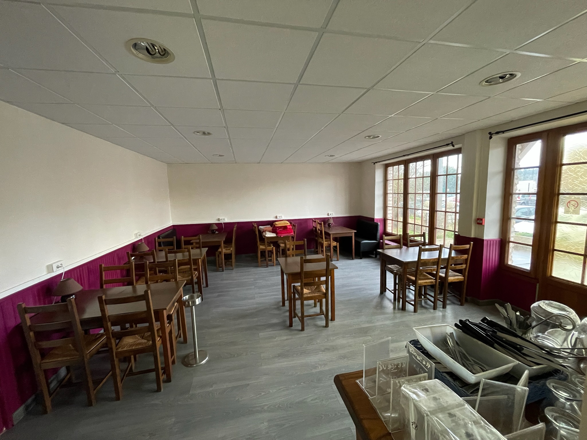 Établissement de 530 m2 disponible entièrement équipé. 
1 salle bar 20 places assises + terrasse
2 salles de restaurant de 30 places et 50 places assises 
1 salon
6 chambres (norme 2**)
Appartement 
Grand garage (4 voitures)
Parking privé 
5000 m2 de terrain 
Face à gare SNCF
Loyer: 700€ /mois + foncier