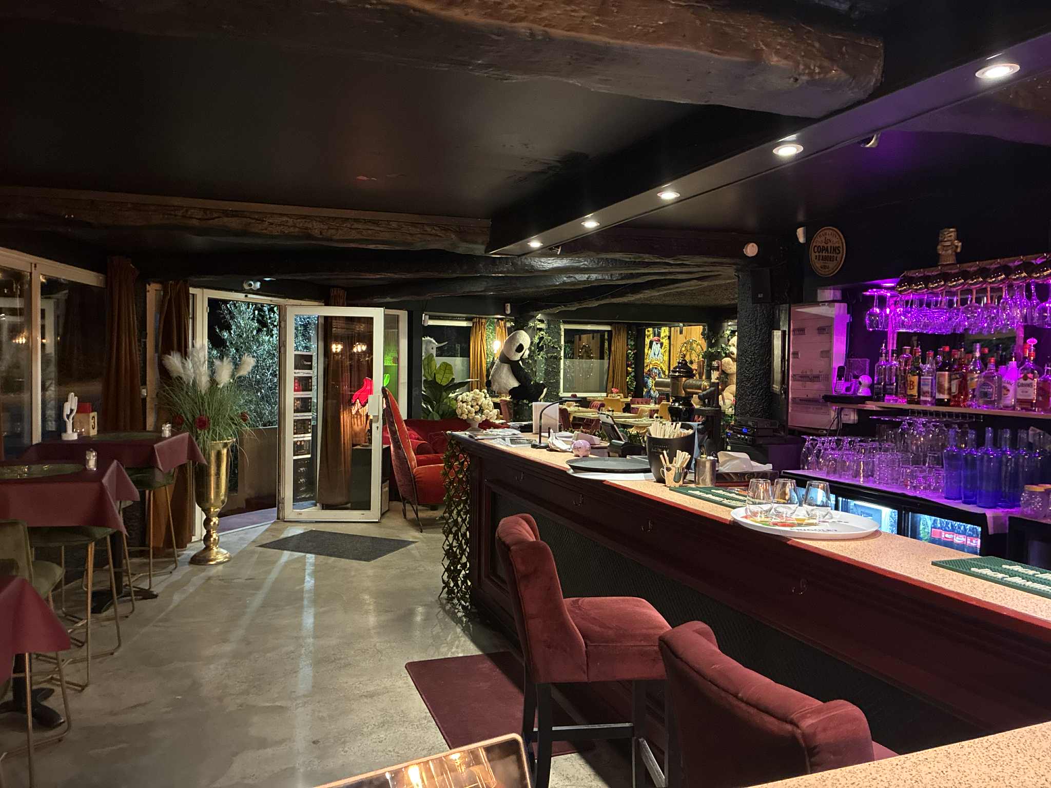 Suite à séparation , vente d'un très beau restaurant de 200m²  situé à l'extérieur de Balaruc le vieux face à la garrigue, disposant d'un très grand parking pouvant recevoir une centaine de voiture.
Le restaurant se compose d'une salle pouvant accueillir une cinquantaine de couverts, d'un coin salon cosy d'une vingtaine de places et d'un bar recevant une quinzaine de personnes.
Idéal pour organisée des soirées musicales , équipé d'une sono en parfait état de fonctionnement
Le mobilier présent est raffiné et la décoration soignée.
La décoration est atypique et a été refaite cet été.
La cuisine a été réaménagée à neuf avec armoire positive et négative, four à vapeur unox, cellule de refroidissement, table réfrigérée 4 portes et une de trois portes, saladette, différentes tables de travail inox, salle de plonge toute équipée avec station de lavage, deux réserves attenantes
Batteries de cuisine, vaisselles, couverts etc tout y est.
L'extérieur se compose d'une première terrasse d'une vingtaine de couverts devant le restaurant et d'une très grande terrasse de l'autre coté du restaurant face à la garrigue , d'une centaine de couverts disposant d'un barbecue et d'un four à pizza
Un local de 19m²à usage de snack( ou tout autre activité)  est attenant au restaurant avec entrée séparée bien sur
Pas de personnel à reprendre et aucun contrat brasseur
Un restaurant avec beaucoup de potentiel qui ne demande qu'à etre exploité
loyer mensuel de l'ensemble( restaurant snack et terrasses)  3000 HT
pas de droit de terrasse à règler