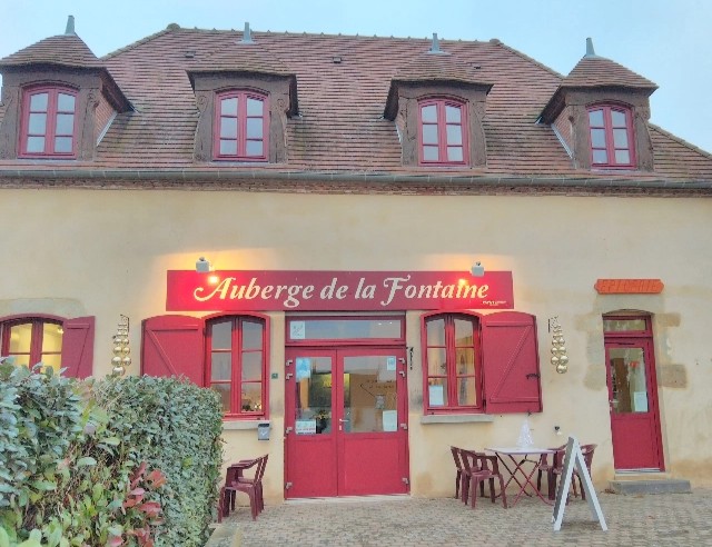 Reprise du café-restaurant "L'auberge de la Fontaine" à Bresnay

Bresnay est une commune de 400 habitants dans l'Allier (Auvergne-Rhône-Alpes), avec une population relativement jeune et une école. La commune compte une poste et une forte mobilisation citoyenne. Sept associations, dont un club de retraités, organisent des activités comme la belote (197 participants), le théâtre, la randonnée, et la gym. Les événements clés incluent une marche annuelle (450 participants), plusieurs concours de belote, du théâtre, la fête patronale en août, et un repas le 11 novembre. Un logement de plus de 100m² est disponible au-dessus d’un local comprenant une épicerie, un bar, et un restaurant. L’économie locale inclut un concessionnaire agricole (15 employés), une coopérative agricole, une fromagerie, des artisans, et des exploitations agricoles. L'ouverture d’un restaurant est prévue début août, avec la recherche d'un gestionnaire expérimenté.

Activités déployées : ​bar, restauration, dépôt de pain, relais colis

Le local :

● Entièrement aménagé et équipé : « clé en main »​
● Office (équipement, matériel, ustensiles) : 28m²​
● Bar, salle , terrasse sur rue, espace de stockage et stationnement a proximité
● Superficies : salle 110m² (50 places assises), terrasse , réserve : 18m²,+ deux caves : 44m²
● Logement de fonction refait à neuf au-dessus du local commercial (prêt à usage) : 72m²

Contrat proposé : ​

Sous location des éléments composant le café (matériel, Licence IV ...). Vous rejoignez le parcours " Tremplin" du réseau 1000 Cafés, et pouvez bénéficier d’un service d’accompagnement personnalisé

Aspects financiers : ​

Apport financier pour stock produits et trésorerie initiale à prévoir​ (8 à 10K€)
Dépôt de garantie : 2140€
Redevance mensuelle : 1070€HT

Profil de gérant recherché : ​

● Vous possédez des vraies qualités de commerçant et une vive volonté d’entreprendre. ​
● Vous souhaitez vous engager en faveur de la ruralité et en comprenez les enjeux. ​
● Vous justifiez d’une expérience significative dans le secteur de la restauration et maitrisez les techniques culinaires essentielles, ainsi que les normes d’hygiène et de sécurité.​
● Vous avez des bases solides en gestion et faites preuve de rigueur et d’organisation.​
● Vous envisagez d'être propriétaire de votre fonds de commerce à court ou moyen terme.

Si vous êtes intéressé(e) par cette offre, veuillez adresser un email à l'adresse mail suivante indiquée en contact.
N'oubliez pas de préciser l'établissement qui vous intéresse !