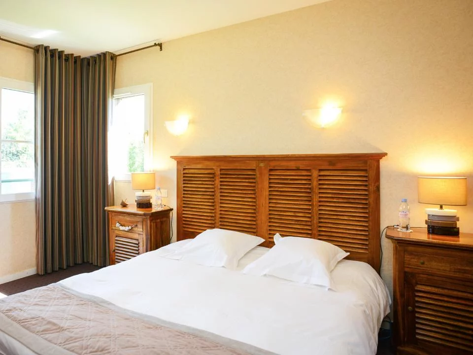 Nous vendons notre fond de commerce d'un hôtel de 7 chambres avec restaurant/bar.

Nous avons une licence IV dans notre fond de commerce. 

Location via la mairie de Carolles.

Cuisine et chambres toutes équipés. 

Partie bar rénovée en 2022.