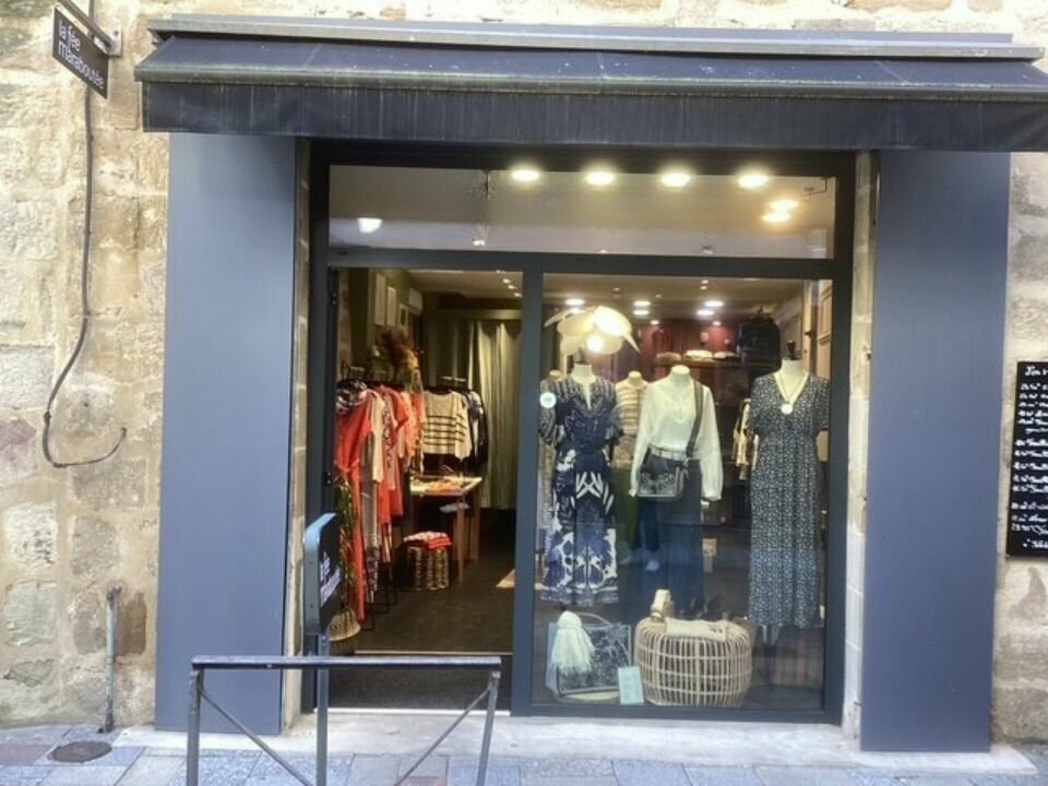 Découvrez ce local commercial de 60 m² entièrement rénové avec accessibilité PMR. Idéalement situé en plein cœur de ville. 

Avec une activité en pleine croissance depuis sa reprise en septembre 2020 : le chiffre d’affaires a grimpé à +26% 

En contrat de franchise Fée Maraboutée.

En 2023, la devanture a été totalement refaite en termes de menuiserie et de double vitrage + un système de climatisation réversible a été installé.