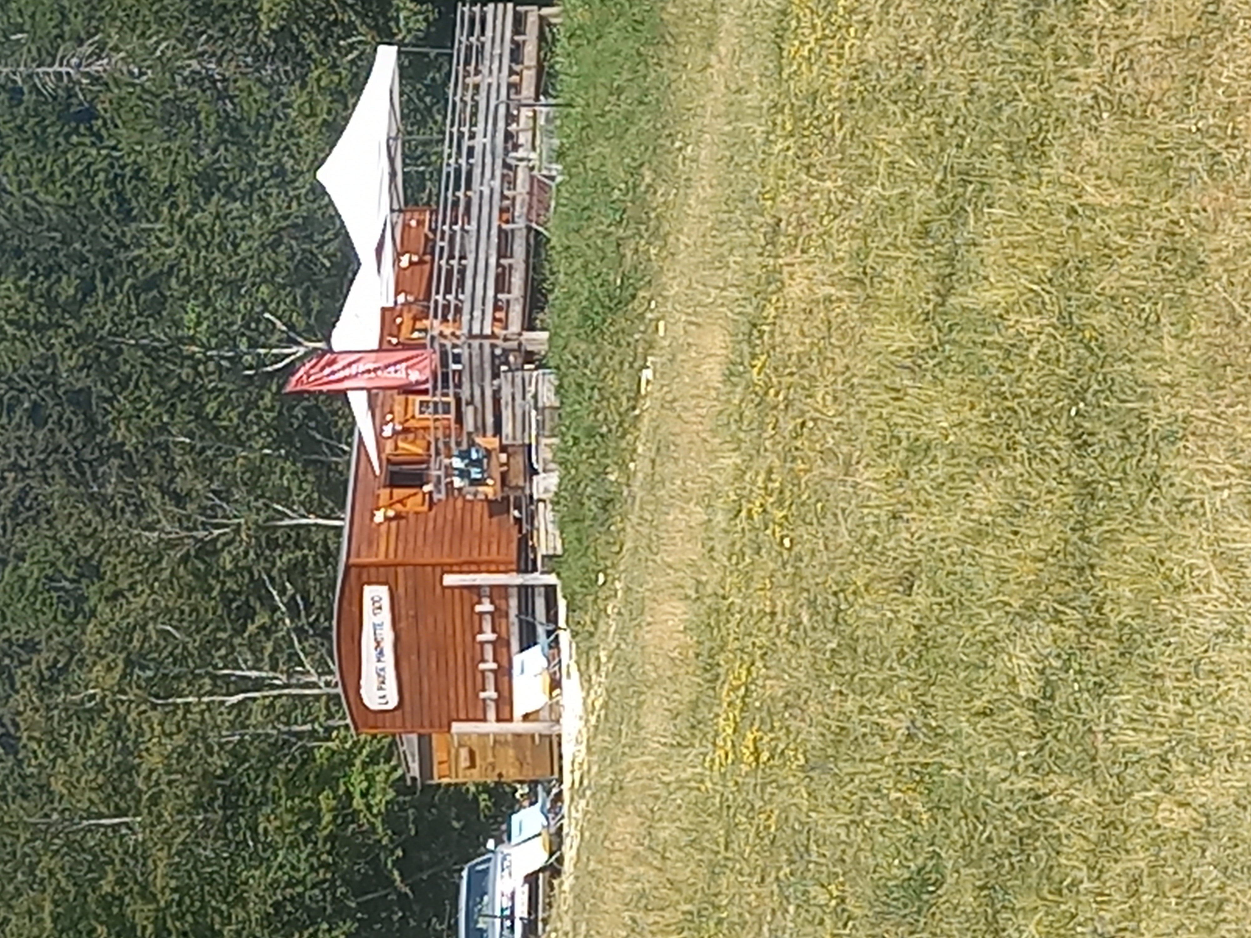 Vous rêvez de tenir un petit restaurant en montagne, pour les randonneurs, les skieurs,les vtts, les soirées anniversaires, contes, bivouac autour du resto.
Ceci est fait pour vous.

Vends roulotte restaurant 33m2  et chalet 12m2, grande terrasse 40m2, exploité 2 ans, vend cause familial.  Neuve. Convention d occupation des sols avec la mairie, petit loyer annuel.
Situé sur le Vercors à 1300m, à 30 min à pied de la station, accès par route forestière au pied du resto en été.  Hiver télésiège à 50m
55000 euros. Possibilité de loger en saison 1 à 2 personnes. Eau électricité....tout équipé table cuisine pro, couverts....pour démarrer demain.
Contact en message privé 
Tyrolienne geante à 30m vtt de descente.
Belle affaire à saisir