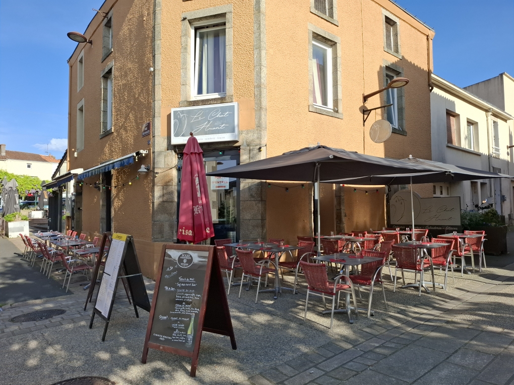 A 10 mn du GRAND PARC du Puy Du Fou, à vendre fonds de commerce de l'unique crêperie d'une ville dynamique, attractive de 16000 habitants.
Devenue une institution depuis plus de 50 ans, cette crêperie est idéalement située sur une très jolie place principale en plein coeur de la ville très touristique. 
D'une décoration moderne, chaleureuse et dans une ambiance familiale, elle dispose d'une capacité de 50 couverts en intérieur (possibilité d'exploiter une quinzaine de couverts supplémentaires à l'étage) et d'une terrasse donnant sur la place du marché pouvant recevoir une cinquantaine de couverts supplémentaires durant la saison estivale.
Elle comprend un logement de fonction et une licence III.
Ouverte du mardi midi au samedi soir, son chiffre d'affaires peut aisément être développé grâce à la clientèle du GRAND PARC DU PUY DU FOU(Parc d'une très grand renommée ouvert d'avril à novembre recevant 2 300 000 de visiteurs/an) et à l'utilisation de l'étage.
Pour plus de renseignements, n'hésitez pas à nous contacter au 06 22 82 70 18 ou par mail jlm.rousseau@orange.fr.
Nous serons ravis de vous apporter les informations complémentaires que vous souhaiteriez avoir.