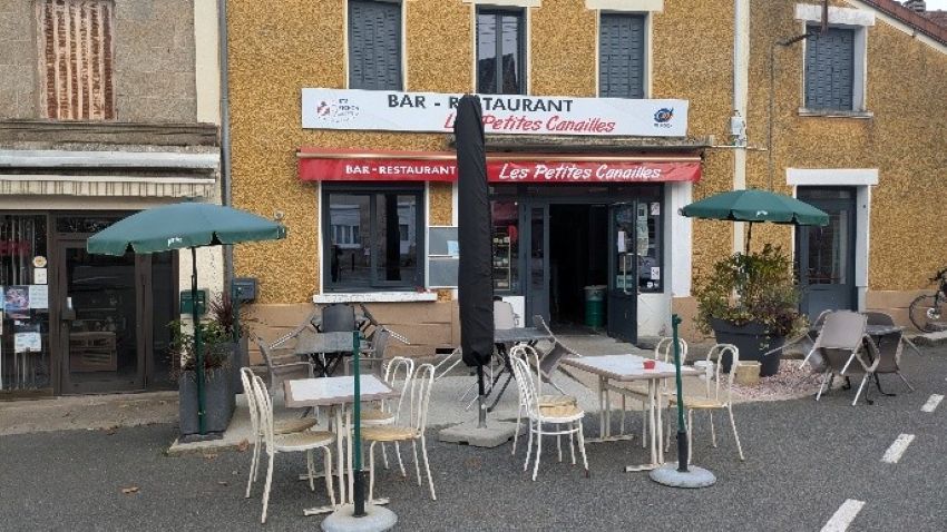 OFFRE COLLECTIVITÉ - URGENT - APPEL A CANDIDATURE POUR DELEGATION DE SERVICE PUBLIC (DSP) POUR L'EXPLOITATION DU BAR-RESTAURANT DE SARDENT - SECTEUR NORD CREUSE SUD-OUEST

Devenez-le / les futur/s gérant/s du bar-restaurant communal “Les Petites Canailles” dès mars 2026 !

Située à moins de 17 km de Guéret, la charmante commune de SARDENT recherche le futur exploitant pour son bar-restaurant, avec une prise d’activité souhaitée en mars 2026. 

Avec ses 758 habitants, cette commune rurale offre un cadre de vie agréable et dispose de toutes les infrastructures essentielles au quotidien (fibre optique, agence postale communale, école, épicerie, boulangerie, pharmacie, salon de coiffure, garage automobile, ...)

SARDENT est reconnue pour son dynamisme associatif et sa célèbre Foire annuelle aux Huîtres qui attire près de 20 000 visiteurs sur 3 jours.

Dans le cadre d’une convention de délégation de service public, la municipalité de SARDENT propose la gestion du bar-restaurant communal. 

Le futur délégataire bénéficiera :
 - D’un contrat d’exploitation commerciale de 4 ans, renouvelable par tacite reconduction ;
 - De la mise à disposition complète du matériel nécessaire pour l’exploitation
 - De la licence IV, propriété de la commune ;
 - D’un local de 170 m² entièrement équipé, composé d'un bar, d'une salle de restaurant de 36 couverts, d'une terrasse, avec à l’étage un logement de type T4 pour allier confort et activité.

Redevance mensuelle de : 750 €/ mois (incluant la location de la licence IV et du logement)

Un potentiel attractif :
 - Un emplacement stratégique au cœur d’un village dynamique située en Zone FRR (France Ruralités Revitalisation) ouvrant ainsi à des exonérations fiscales et sociales ;
 - Chiffre d’affaires potentiel de près de 150 000 € HT/an ;
 - Rémunération envisageable pour un couple d’environ 30 000 € par an ;

Une opportunité idéale pour un couple souhaitant conjuguer qualité de vie et projet entrepreneurial 

Les candidatures sont à déposer avant le : 13/02/2026 à 16:00

La municipalité étudiera toutes candidatures sérieuses.

Les services de la CMA NA 23 sont à votre disposition pour vous accompagner dans la préparation de votre candidature et dans la mise en œuvre de votre projet d’installation.

N’hésitez pas à nous contacter pour toutes informations complémentaires.