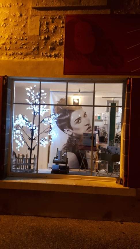 Salon de coiffure 70 m2, tout équipé , toujours en activité mais la propriétaire voudrait prendre sa retraite. Situé dans le sud Vendée a 40 kms de Niort,  40 kms de La Rochelle et 1h des côtes vendéennes.