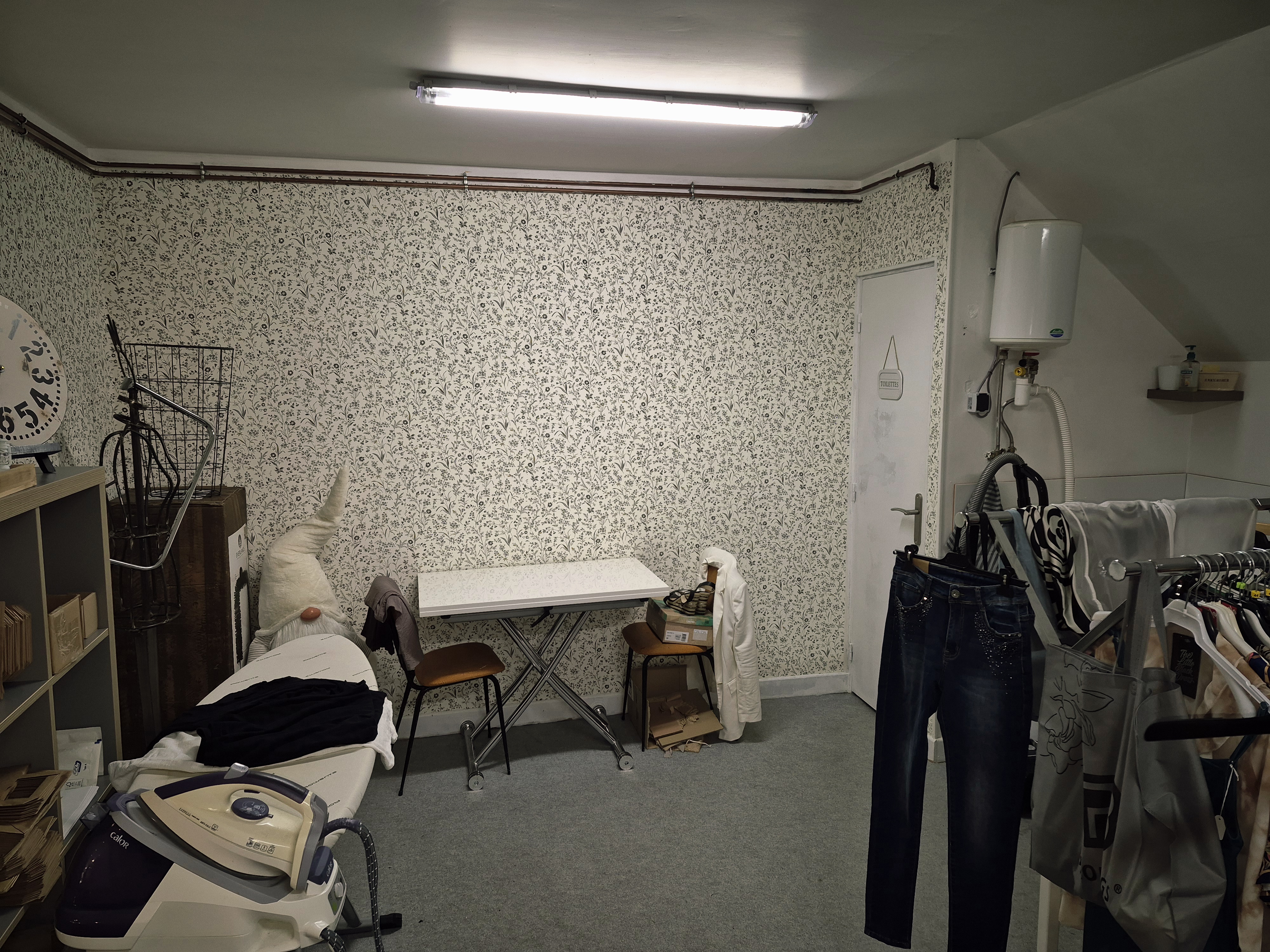 Vente pour cause de réorientation.

Jolie boutique entièrement repensée pour un accueil chaleureux ; reprise clé en mains.

60m2 de surface de vente + 30m2 de réserve (ouvrant sur l'extérieur) avec évier et petit chauffe-eau  + WC séparé.
Caisse au normes LNE, système de climatisation réversible (changée en juillet 2024)
3 Cabines d'essayage
Mobilier adapté 

Commerce idéalement situé dans le centre ville.

Bail tout commerces offrant de multiples possibilités d'exploitation avec loyer très raisonnable.