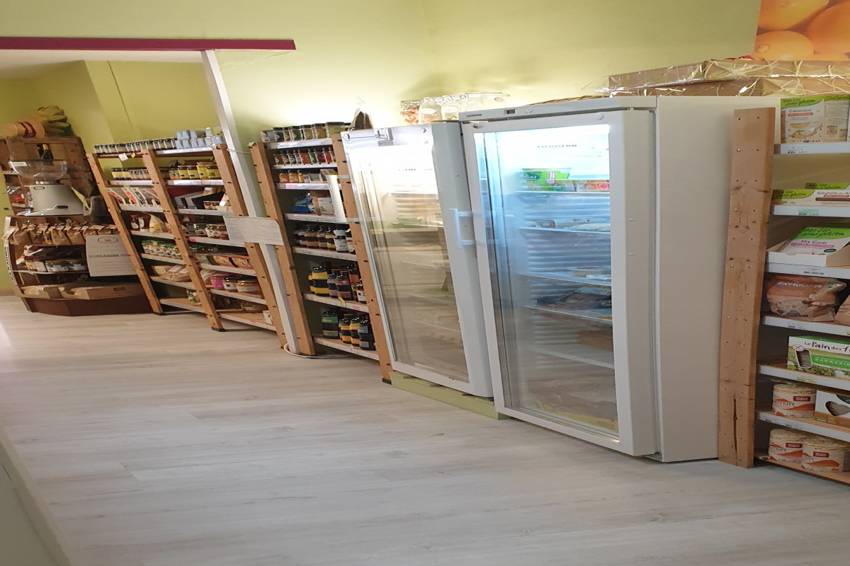 A vendre RAPIDEMENT épicerie bio, idéalement située , dans la rue principale (entourée des commerces principaux + école + laboratoire d'analyse + cabinet de radiologie à moins de 80m = passage garantie en permanence) Facilité de stationnement. 
Environnement commercial favorable. UNIQUE épicerie du centre ville (concurrence direct la plus proche à 20km). Clientèle très fidèle, en évolution constante.
Possible aide de la mairie pour le loyer, grâce à une politique de maintien du commerce en centre ville (sur dossier).
50m2 de magasin + 10m2 de réserve avec toilettes/évier.
Boutique créée en 2009. 
Rayons fruits et légumes, épicerie, frais (2 frigos), vin, compléments alimentaires, huiles essentielles, hygiène, maquillage, entretien de la maison, rayon vrac depuis 2 ans (épicerie/thé/chocolat/lessiviels), rayon ésotérique (pierres, pendules, bijoux, encens...).
Possibilité d'arrêter ou de développer chaque rayon.
Si reprise rapide, les avantages négociés avec les fournisseurs pourront être reconduits (remises bas de facture, gratuités, report encaissement...). Je propose également mon accompagnement pour former au logiciel de caisse, les premières semaines, selon les besoins et mes disponibilités.
CA en augmentation chaque année. Dernier CA 150000?, marge36%.