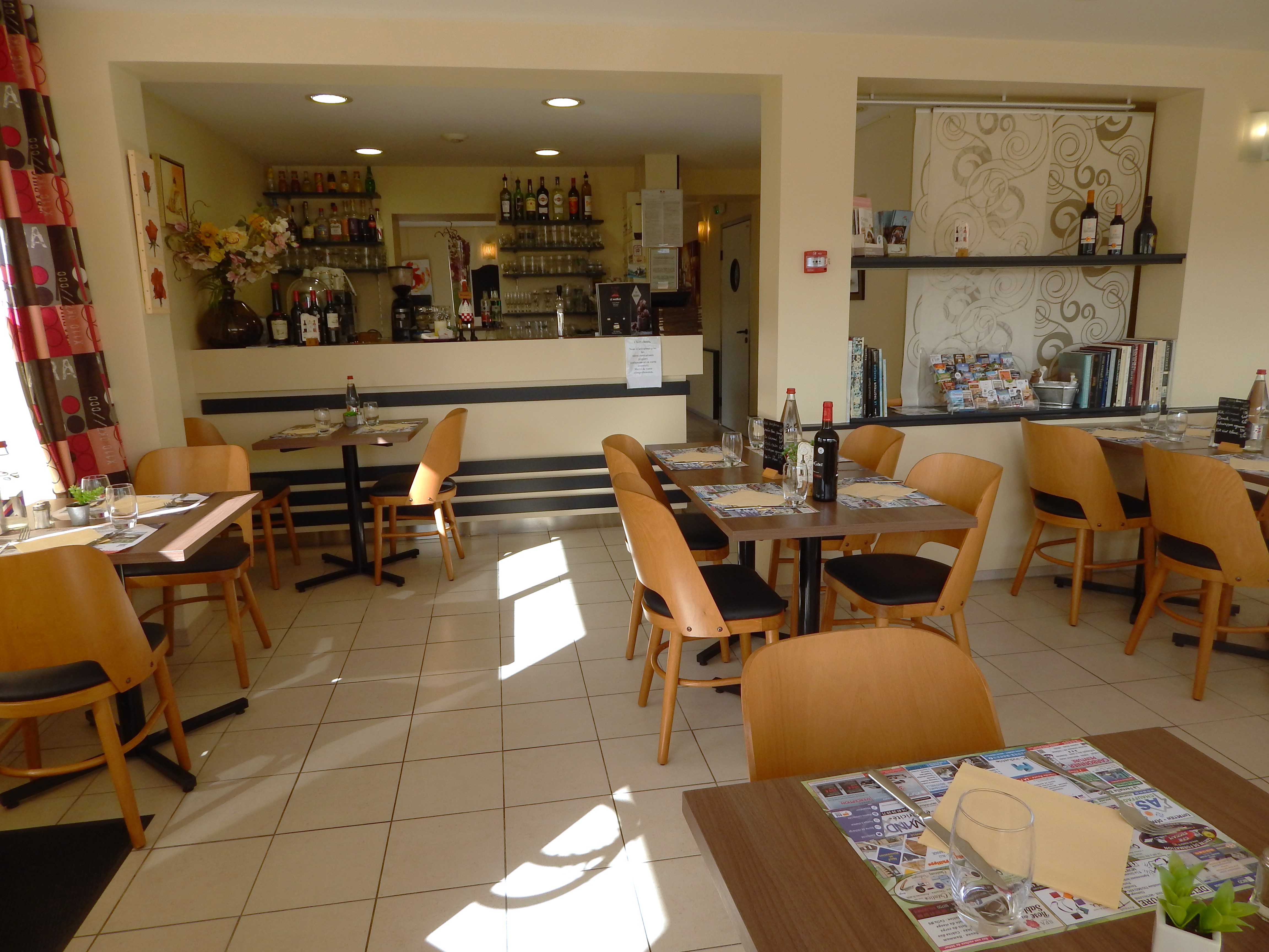 Restaurant, crêperie, bourg de 3000 habitants, proche Sainte Mère Eglise (site du débarquement 1944).
2 salles avec une capacité totale de 42 personnes.
Terrasse extérieur coté jardin.
Idéal pour un couple.
Places de parking devant le restaurant.
Cuisine avec grillades, friteuse, 2 galetières, four mixte, salade chef, 4 feux vifs, plaque cuisson, armoires réfrigérées  positive et négative.
Logement au dessus sur 2 niveaux avec 3 chambres, une grande pièce de vie, 2 salle d'eau, 2 WC.
Prix affiché murs et fond de commerce.