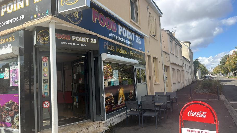 je vend restaurant sur chartres a 400 m nous avons un lycée professionnelle et dans zone habitations de 300 logements , une seuil boulangerie qui est dans secteur , un secteur avec beaucoup pote ciel  sur le secteur , a ce jour chiffre d'affaire au 30000 euros selon mois , nous 35 places assises intérieur , 20 places en terrasse et un parking de 20 places gratuit , ce une bel affaire qui tourne depuis une vingt année , ce restaurant rapide , cuisine indien , cuisine pakistanais .a ce jour , nous fait livraison a domicile , le prix de cette affaire est de 160000 euros net vendeur , pour un RDV appel moi au 0759779121 , je suis disponible tout les jours