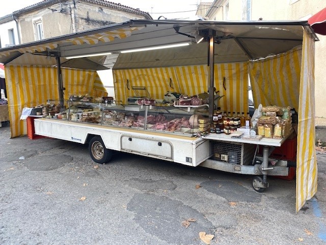 A vendre, cause retraite, fonds de commerce ambulant , sur les marchés du Gard, de produits alimentaires auvergnats sélectionnés : viande d'élevage, fromages, laitages charcuteries, salaisons fermiers et divers produits (pates, lentilles, conserves, confitures, miels, etc.). 4 places de marchés hebdomadaires en place depuis 17 ans.  
Moyens matériels inclus : remorque-magasin frigorifique de 6 ml dont 4 ml de froid, machine sous vide, trancheuse, petit matériel de coupe, etc. d'une valeur d'usage d'environ 30 000 €. 
Pas de stocks à racheter.
L'activité de vente se déroule sur 3 jours de semaine (mercredi matin, jeudi matin et après midi, vendredi matin) et la collecte des produits auprès des fournisseurs sur 1 jour, le mardi. WE libres. 
Possibilité de développer l'activité lundi, et samedi. 
Moyenne de CA par marché : 2 373 € HT
CA annuel : 280 000 € HT environ
camion réfrigéré à reprendre en supplément (20 K€)
Contact : Pascal COMTE - tél : 06 30 57 54 88 mail : pascal.comte78@orange.fr