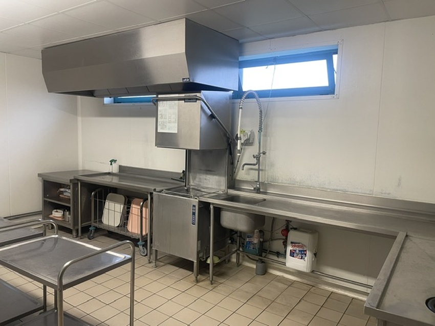 Fonds de commerce à reprendre (pour départ en retraite) : établissement de restauration traditionnelle, activité traiteur/livraison et accueil de réceptions, implanté au cœur de la zone d'activité Node Park Touraine, à Tauxigny-Saint-Bauld, sur un axe très emprunté entre Tours et Loches. Zone regroupant environ 1 600 emplois.

Trois activités complémentaires : restauration traditionnelle servie les midis en semaine, prestations traiteur à emporter ou à livrer (axe de développement identifié), et réception (mariages, repas de famille, repas d'entreprise).

Clientèle fidèle, principalement issue des entreprises de la zone d'activité, complétée d'une clientèle de particuliers et professionnels pour la réception. Peu de concurrence directe recensée sur le secteur.

Le local est prêt à exploiter immédiatement : superficie totale de 560 m², cuisine de 70 m² entièrement équipée (dont espace pâtisserie climatisé, 3 chambres froides dont une négative), salle intérieure de 200 m² + véranda de 80 m² (jusqu'à 120 couverts), espace extérieur clos de 1 800 m² avec terrasses et tentes de réception, parking de 50 places.

CA moyen actuel entre 200 et 250 k€, réparti entre restauration et réception.
Prix de vente du fonds de commerce (matériel, droit au bail, clientèle) : 50k€.
Loyer € 1100€HT.

Opportunité idéale pour un couple, avec un profil cuisine et un profil salle/gestion, souhaitant reprendre un établissement immédiatement exploitable et développer ses différentes activités.