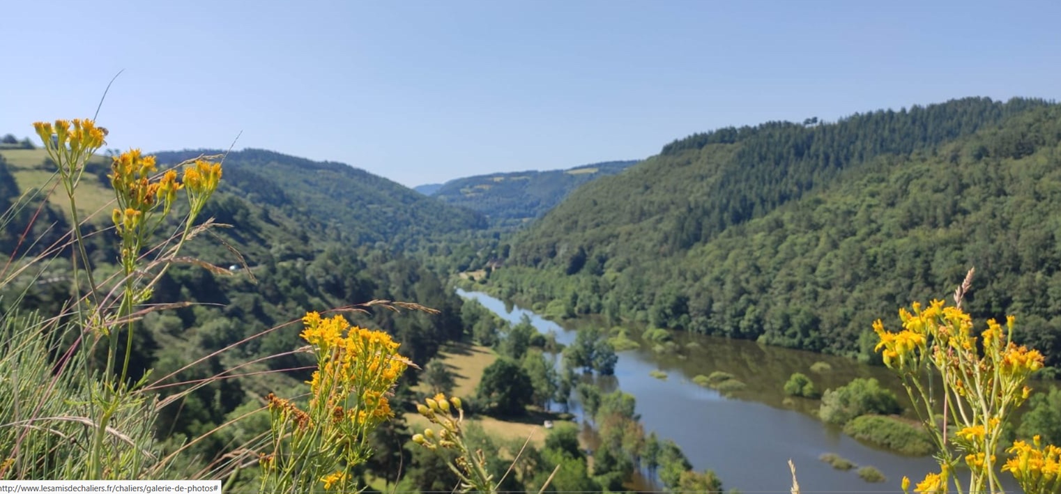 La commune de Chaliers dans le Cantal, entre Saint-Flour et Garabit, recherche son(sa) futur(e) gérant(e) du restaurant du village : « le relais de Pratlong ».

Situé à 10 minutes de l’A75, au carrefour de routes touristiques et de chemins de randonnées fréquentés, cet établissement offre un fort potentiel de développement.  
Un cadre de vie privilégié. Une nature omniprésente et une vie locale conviviale.
Un projet clé en main pour qui veut s’investir.
 L’établissement (licence IV) prêt à exploiter, comprend :
 - Une salle de restaurant (une cinquantaine de couverts) et un bar.
 - Une cuisine équipée (gaz ou électrique).
 - Une terrasse extérieure.
 - Un grand parking juste en face.
 - Un logement de fonction (T4).
 - Un gîte pour randonneurs (12 lits) et un studio.
 À proximité : une salle polyvalente (120 personnes) pouvant développer une offre traiteur, des soirées à thèmes, des thés dansants, …
C’est un lieu de vie et de partage apprécié par la population.
Des opportunités réelles existent pour qui veut entreprendre. 

Profil recherché
• Professionnel(le) de la restauration ou couple
• Sens de l’accueil et esprit convivial
• Envie de s’investir dans la vie locale
• Projet de cuisine généreuse et de qualité destinée à des clients réguliers ou de passage
Conditions
• Gérance avec bail commercial mensuel de 750 euros (logement compris)
• Disponibilité : été 2026.

Intéressé(e) ?
Envoyez votre candidature (CV + projet) à : 
  - mairiedechaliers@wanadoo.fr
Mairie de Chaliers – 15320 
 📞 04 71 23 44 64