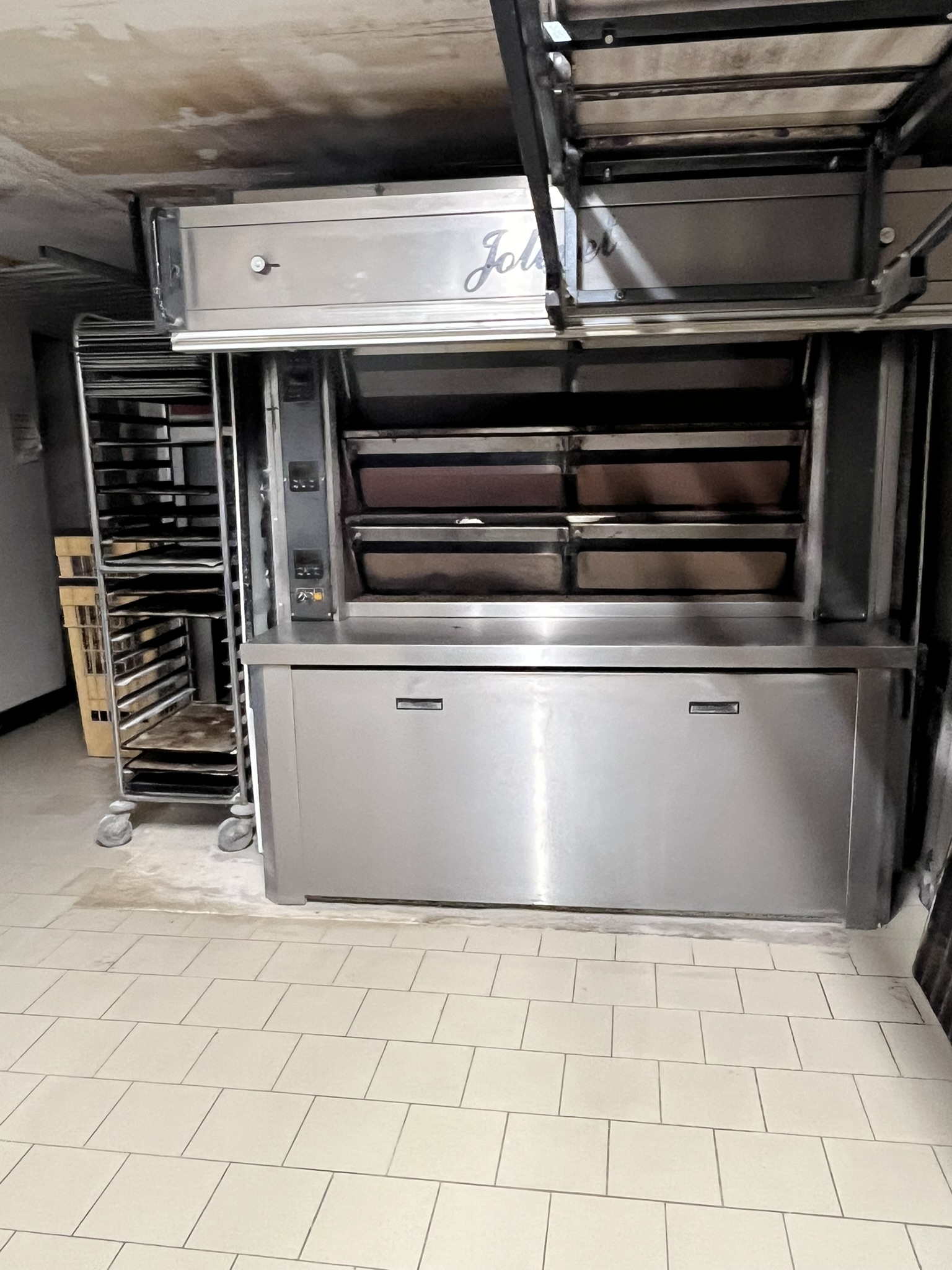 Opportunité à saisir à Meursac ! 

Boulangerie située à l'entrée du bourg  qui comprend de nombreux commerces et services (alimentation, café/bar/tabac, garage, coiffeur, école, agence postale communale, médecin, kiné, ostéopathe, infirmières, pharmacie ).

La boulangerie bénéficie d'une clientèle locale fidèle et de passage.

Local professionnel comprenant le fournil, un laboratoire, un local de stockage, wc et  l'espace boutique (avec différentes vitrines). Le matériel à disposition est composé d'un pétrin, d'une diviseuse, d'une chambre de pousse, un four (JOLIVET)...

Logement T5 attenant avec jardin privatif.

Renseignements à prendre à la mairie.