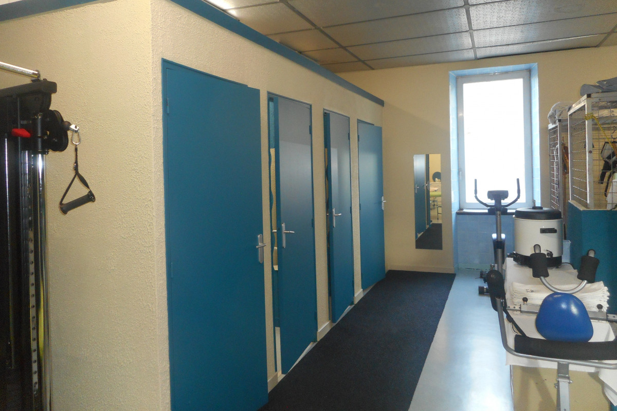 Pour un départ en retraite en fin d'année, cède patientèle et 50 % des part d'une SCM. Je partage mon cabinet avec un associé par 1/2 journées. Locaux 150 m2 dans un immeuble ancien, grand parking (30 places). Salle d'attente, grande salle de travail, piscine (5X3) avec douches, cabines de déshabillage, deux cabines individuelles (tables électriques) + US + électro, ondes de choc, power plate, ergocycle, deux cages de poulies. Loyer 750 ? pour les deux associés. Très bon carnet d'adresses prescripteur.  Pas de domicile mais forte demande. Petite ville de 30 000 habitants avec toutes les commodités  dans un département vert.