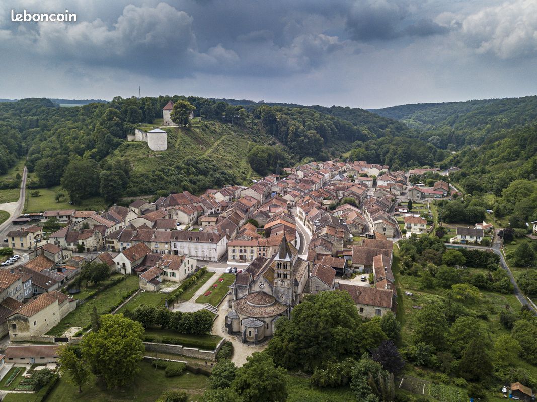 La commune de Vignory, Petite Cité de Caractère en Haute-Marne à 20 kilomètres de Chaumont et Colombey-les-deux-églises recherche un acteur économique pour saisir l’opportunité de la gérance de l’auberge de l’Etoile, établissement historique du village en cours de rénovation complète.

La commune de Vignory a entamé dès 2008, avec son intercommunalité, d’importants travaux pour rendre attractif ce village au riche patrimoine architectural (vestiges château féodal, église romane des XI et XVe siècles, écomusée, ruelles pittoresques…) au milieu d’une nature préservée et de forêts verdoyantes.
En 2019 la municipalité a décidé de reprendre le fonds de commerce et les murs de l’auberge pour engager un investissement conséquent pour la mise aux normes des lieux et atteindre une performance énergétique ambitieuse. Les travaux seront terminés à la fin de l’été 2025.
L’auberge, situé au cœur du village en face de la place sur un axe routier départemental et à 2 kilomètres d’un axe national, comporte une grande salle de restauration de 90 m2 (70 couverts), un bar, une deuxième salle de 40 m2 qui pourra servir de surface supplémentaire au restaurant ou au bar ou pour une autre activité.
4 chambres spacieuses de 25 à 29 m2 sont logés à l’étage à côté du bureau du gérant. A l’arrière deux maisonnettes pourront servir dans une phase future à deux gîtes.
La municipalité propose à son futur partenaire une location-cession sous une forme juridique de type crédit-bail de 10 ans ou une forme à négocier.