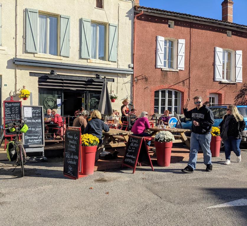 On recherche un locateur-gérant pour notre bar communal, restaurant et une chambre d'hôtes à Rancon (87290), actuellement exploités sous le nom de « Le Georges » jusqu'au 31 octobre 2026.  
Contactez la mairie de Rancon au 05.55.68.15.15