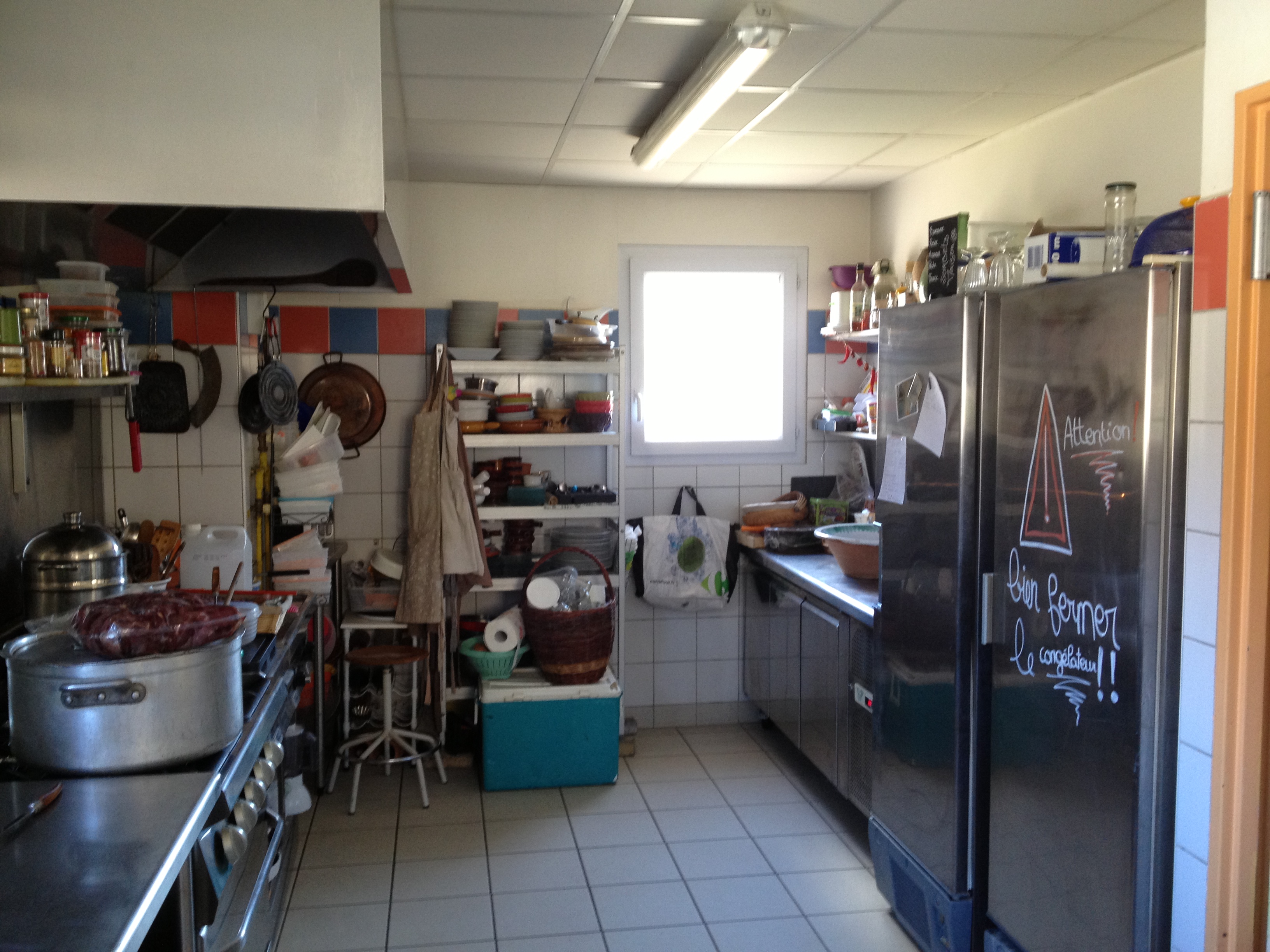 Recherche gérant(e) pour bistrot / restaurant à La Robine-sur-Galabre (04)

Provence Alpes Agglomération recherche un(e) exploitant(e) pour reprendre un bar-restaurant avec logement au cœur du village de La Robine-sur-Galabre, à 12 km de Digne-les-Bains, dans un cadre naturel exceptionnel (UNESCO Géoparc de Haute-Provence).

Le bien comprend :
- Une salle de restaurant (20 couverts) + une terrasse (15 places)
- Un bar et une cuisine équipée
- Des locaux de stockage
- Un appartement T3 attenant (57 m²)
- Une licence IV mise à disposition par la commune

Contrepartie financière : 780 €/mois
(400 € pour le restaurant + 380 € pour le logement)

Projet recherché :
- Activité de restauration, idéalement avec des produits locaux et circuits courts
- Une activité complémentaire appréciée (épicerie, dépôt de producteurs, etc.)
- Ouverture à l'année souhaitée
- Motivation à participer à la vie du village

Vous êtes : un professionnel de la restauration, sensible aux produits locaux et qui a envie de faire vivre un village rural ? Alors n’hésitez pas à nous envoyer votre dossier – CV + présentation du porteur de projet ; note d’intention (concept, carte, approvisionnement) ; prévisionnel financier simplifié – par mail à l’adresse : deveco@provencealpesagglo.fr

Candidatures avant le 31 août 2026
Début d'exploitation souhaité : 1er janvier 2027