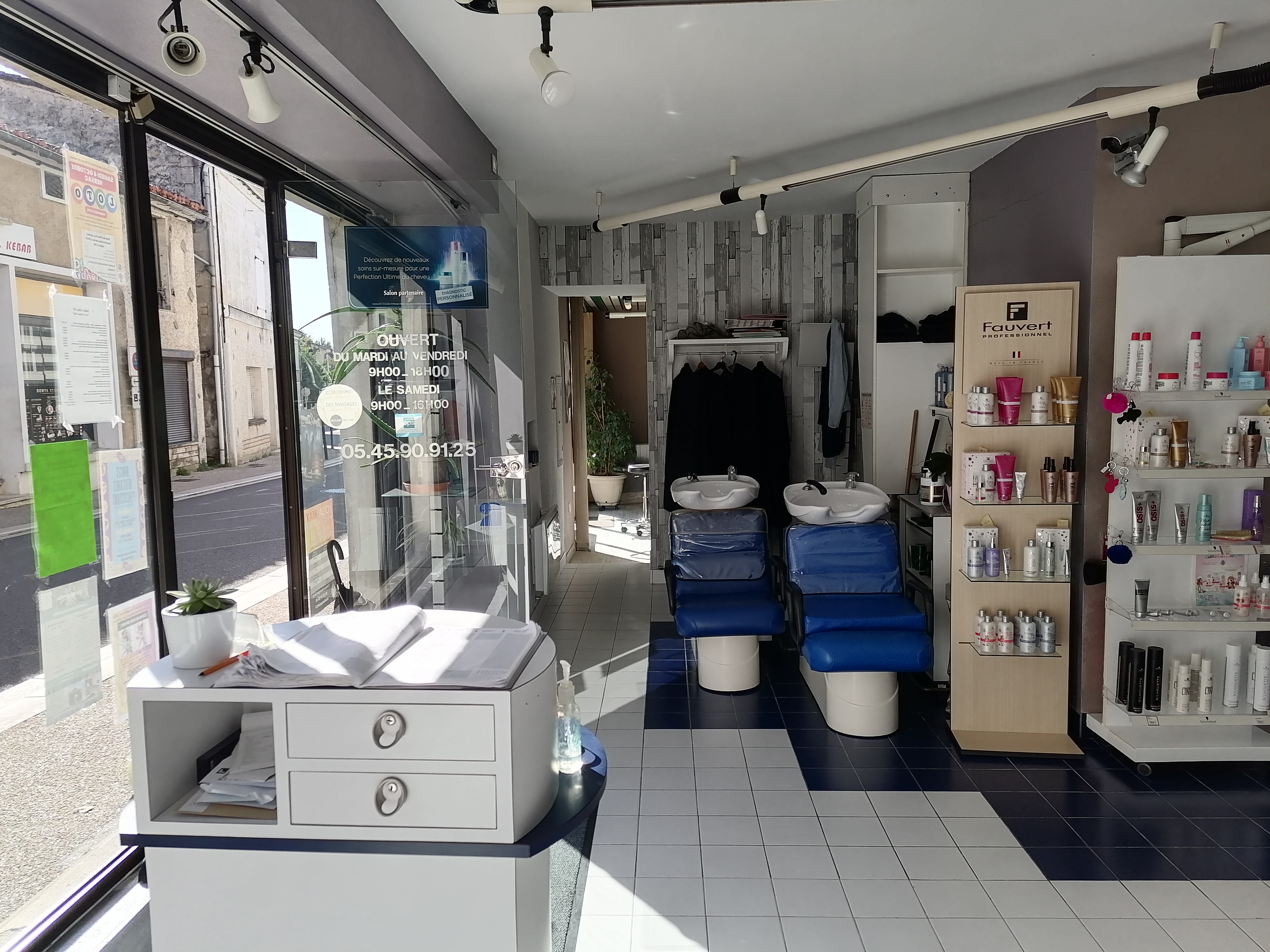 Fond de commerce, Salon de coiffure 99m2 deux côtés plus espace stockage au sous sol grande vitrine, électricité refaite 2022 pas travaux à prévoir 620 euros loyer clientèle fidèle petite ville de 2400 habitants environs prix de départ 26000 euros pour plus de renseignements me contacter