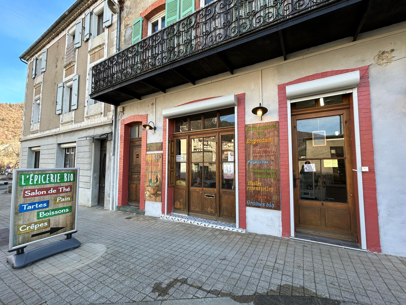 |Rare à la vente|

L'Epicerie bio de Serres est une entreprise familiale, fondée en 2003.
Sous enseigne Biocoop pendant 15 ans, elle est aujourd'hui une épicerie indépendante à laquelle s'ajoute une activité de petite restauration et de salon de thé.

Située au bord de la départemental 1075 (anciennement N75), elle bénéficie d'un flux touristique important autant l'hiver que l'été, et d'un petit parking à proximité ainsi que d'une zone bleue devant le magasin.
Sa position en fait un lieu d'échanges, de partages et de rencontres, où se croisent clientèle locale et gens de passage.

Au sein du charmant village de Serres traversé par la rivière le Buëch, l'épicerie a récemment rénové sa façade ainsi que son intérieur pour l'ouverture du salon de thé. Constitué de trois pièces de ventes, d'une cuisine équipée et d'une cave avec chambre froide, le local est prédisposé à accueillir une multi-activité. La restauration offre une belle perspective d'avenir.

La diversité de produits que l'Epicerie possède actuellement, va du pain artisanal, à la spiruline en passant par le coin lecture...etc

Ce charmant petit commerce permettra aux preneurs de s'épanouir dans un contexte convivial et un cadre agréable.

Au plaisir de vous accueillir pour une visite qui vous permettra de découvrir le plein potentiel que réserve L'Epicerie Bio de Serres.

Visite vidéo :
https://www.youtube.com/watch?v=JZLWy-VwnII