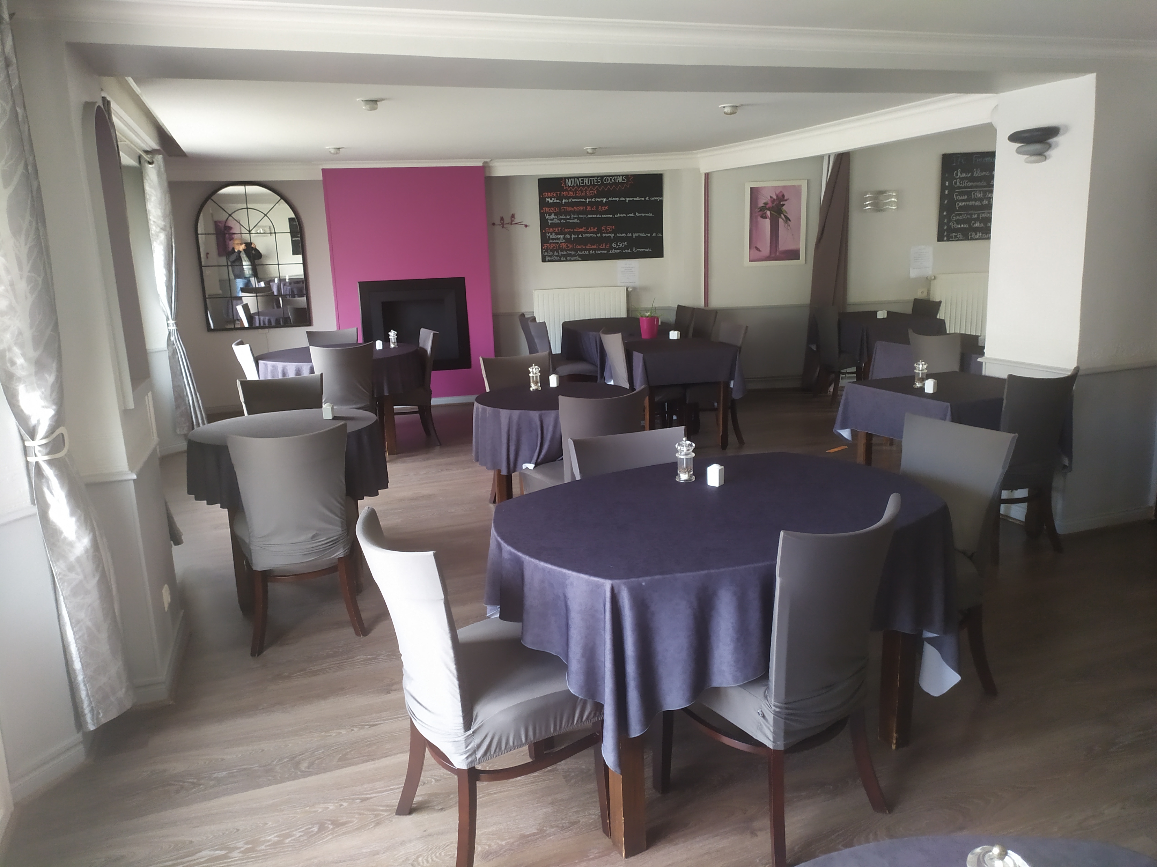 a vendre pas de porte restaurant ou autre 
depot de bilan consecutif a maladie
tres belle affaire sur gros passage 
materiel 5000 e
boulangerie en face