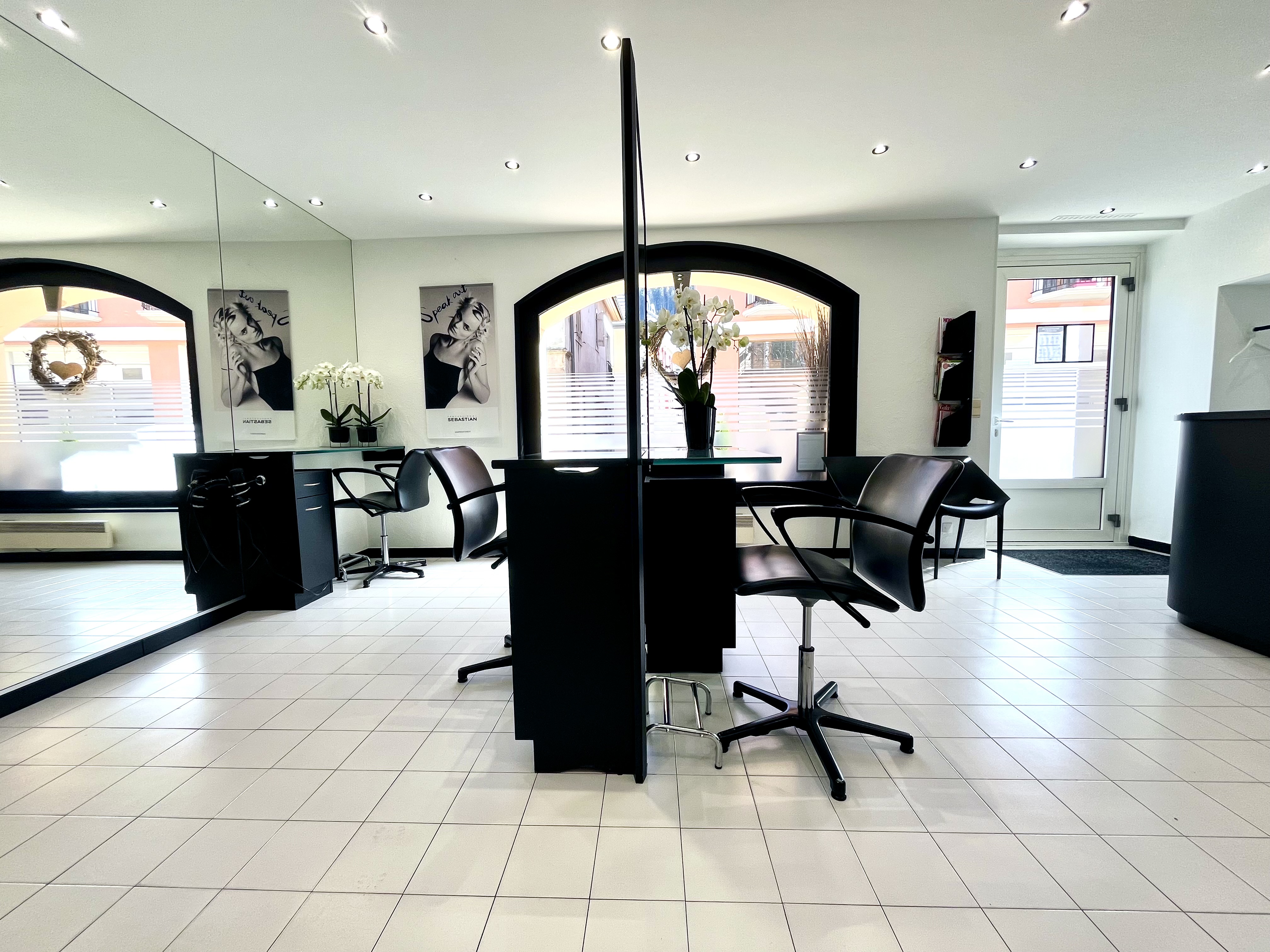 - Dpt Haute-Savoie (74)
- Salon de coiffure à vendre Lullin, 53’000€

Proche de la Suisse, excellent emplacement en plein coeur d’un village dynamique, entouré de nombreux commerces variés avec stationnements faciles et gratuits.

Le salon exploité depuis 29 ans bénéficie d’une clientèle mixte et établie (locale, frontalière et touristique).

Le salon dispose de 4 postes de coiffage, 2 bacs de shampoing (28m2) et d’un laboratoire (20m2) ainsi qu’une réserve de 9m2.

Beau potentiel de développement possible car le chiffre d’affaire est réalisé par une seule personne.

Local coiffure rénové récemment permettant de démarrer l’activité rapidement.

- Devanture agréable
- Faible loyer et charges
- Pas de facture d’eau (grace à une source)
- L'accompagnement et présentation à la clientèle sont possible