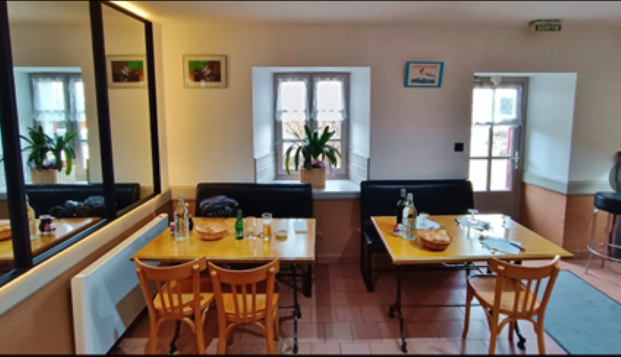 À céder, fonds de commerce de restaurant-bar exploité depuis 2007, situé au cœur des “3 terres”, au carrefour de la Haute-Loire, du Puy-de-Dôme et de la Loire. L’établissement bénéficie d’un environnement de passage intéressant et d’une clientèle locale fidèle, dans une zone de chalandise élargie par la proximité de plusieurs départements. L’activité bar avec licence IV et l’activité restaurant sont bien séparées par la cuisine, ce qui offre une organisation fonctionnelle et confortable. La salle de restaurant est très grande, avec une
capacité d’environ 60 à 65 couverts, et un agencement adapté à une restauration traditionnelle ou conviviale. Le fonds est exploité avec du matériel professionnel (four à pizza, four vapeur, chambre froide, etc.) permettant une reprise dans de bonnes conditions. À ce jour, l’activité n’est pas pleinement exploitée, l’ouverture étant principalement concentrée sur les services du midi, ce qui laisse de réelles perspectives de développement sur les soirs, les week-ends ou des prestations complémentaires. Le local est exploité dans le cadre d’un bail commercial 3-6-9, la mairie étant propriétaire des murs. Le loyer annuel est d’environ 6.445 € HT. Un logement de fonction T3 d’environ 90 m² est également disponible pour un loyer de 220 €. Il existe par ailleurs un potentiel d’évolution vers une activité de chambres d’hôtes, sous réserve de travaux et d’aménagement des chambres. Prix de vente : 49.000 €. Atouts de l’entreprise : ·Emplacement stratégique au carrefour de trois départements. · Clientèle locale fidèle et passage régulier. · Activité bar et restaurant
bien distinctes et fonctionnelles. · Grande salle de restaurant. · Licence IV incluse. · Matériel professionnel en place. · Activité non pleinement exploitée, donc fort potentiel de développement. · Possibilité d’ouvrir davantage en soirée et le week-end. · Logement de fonction T3 disponible à faible loyer. · Potentiel de développement en chambres d’hôtes. · Mairie propriétaire des murs. · Possibilité
d’accompagnement par le cédant. L’entreprise est exploitée en entreprise individuelle. Le cédant part à la retraite et souhaite transmettre son affaire dans de bonnes conditions, avec la possibilité d’un accompagnement du repreneur pendant environ 3 mois. Un Renault Kangoo de 2019 pourra également être cédé en supplément du fonds si nécessaire. Merci de vous adresser au conseiller CCI pour étudier les subventions possibles en cas d'investissements (rénovation, matériel, mobilier etc.).