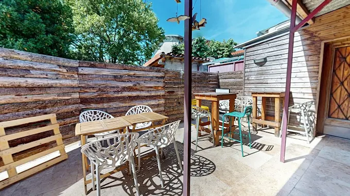 Dans une commune dynamique, boutique très agréable et reconnue créée en Janvier 2022, qui propose principalement du circuit court (primeur, crèmerie, épicerie) et une cave à vins et à bières, avec des dégustations régulières. 

Terrasse d'environ 20 m2 à l'arrière, au calme, en bois et travertin (non exploitée aujourd'hui)

Local d'env 100 m2 : 80 m2 de surface de vente, réserve,  et chambre froide.

Clientèle fidélisée.

Clé en main, avec des possibilités de créer des services pour compléter l'activité. 
Affaire saine cédée pour de nouveaux projets.

CA annuel stabilisé : 200 à 250 000€
Loyer : 500 €/mois