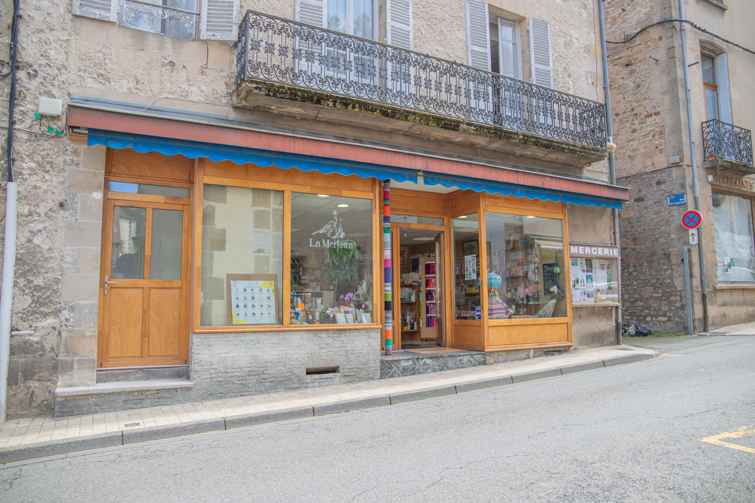 Profils & Projets recherchés :
Collectif en constitution pour un montage de dossier Villages Vivants en vue de la création d’espaces de travail / ateliers partagés à Bourbon l’Archambault ! 
Le collectif recherche encore des personnes souhaitant s’installer : artistes, créat·rice·eurs, artisan·e·s, autour des thèmes de la fibre : textile, laine, cuir, papier. 
  
o	Vous êtes indépendant, mais souhaitez avoir des collègues ?
o	Vous êtes à la recherche d’un lieu de travail permettant une synergie entre activités ?
o	Vous avez envie de participer à une structure associative de l'économie sociale et solidaire en milieu rural ?
Vous êtes au bon endroit ! Rejoignez-nous, nous sommes une mercerie créative, une créatrice couturière et une éleveuse feutrière !
 
Description des espaces à louer :
Le lieu est situé rue Achille Allier, à Bourbon l’Archambault.
Les espaces sont répartis en 3 parties dans un immeuble (Cf. plans ci-dessous) ; certains espaces étant déjà pré-réservés pour les membres du collectif !
o	au rdc, la mercerie La Merlette déjà installée depuis 2023 (95 m²)
o	un triplex (75 m²) au-dessus de la mercerie présente des espaces entre 10 et 30 m² possiblement fusionnables.
o	un autre espace (60 m²) en arrière des deux autres, présente quant à lui des surfaces entre 8 et 15 m² possiblement fusionnables, ainsi qu’un grenier non aménagé (60 m²) pour le moment.
[Cf. plans]
 
Point d’eau à chaque étage disponible.
Possibilité de mutualiser les espaces / outils ou de louer un espace personnel.
Des créations des locataires peuvent être mises en dépôt-vente à la mercerie.
 
Description Villages Vivants (VV) :
VV est une foncière qui acquiert et rénove du bâti en milieu rural en vue d’y installer des collectifs porteurs de projets s’inscrivant dans l’ESS (Economie Sociale et Solidaire). Le collectif construit le projet avec VV en vue d’en devenir locataire via un bail commercial classique. VV est un interlocuteur profondément humain, solidaire qui œuvre pour un avenir plus durable pour tou·te·s !
 
Informations complémentaires :
En savoir + à propos de Villages Vivants : https://villagesvivants.com/
A propos de l’ESS : https://cress-aura.org/
Visites et questions : Georgina Dequeker - contact@lamerlette.fr - 06.21.54.02.25

Contactez le Lieu Unique d’Accueil de Communauté de Communes du Bocage Bourbonnais pour candidater : e.prevault@ccbb.fr / 07 64 35 62 34