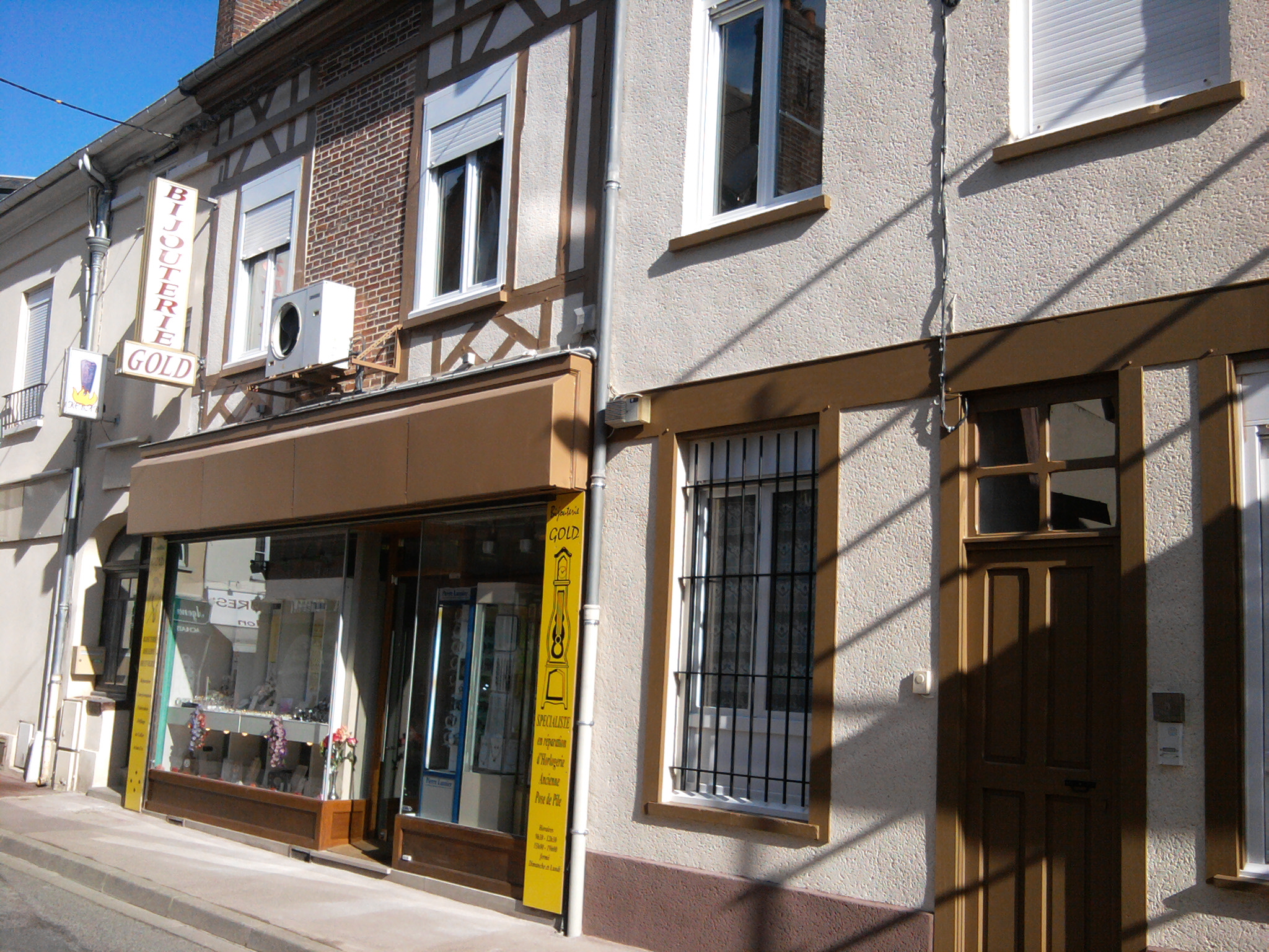 cause retraite Vend ou( loue avec promesse d'achat sur 3 ans) fond de commerce horlogerie bijouterie situé dans l’Eure a conches en ouche 27190 village en pleine expansion dans immeuble rénové avec atelier sur place et arrière boutique, possibilité d’appartement au dessus du magasin
 Avec coffres fort et alarme au normes .
. informatique avec logiciel bijou 3  a voir nouvelle mise a jours
 9 vitrines intérieur + 3 vitrines tournante Et 4 vitrines de façade ,2 comptoirs placard avec tiroirs et étagères
Matériel : machine Gravograph pour graver plaque, bijou, timbale et rond e serviette, avec 5 jeu de lettres et machine a affûter les fraise . Machine a graver les alliance
Cuve a ultra son pour nettoyage bijou et horlogerie . machine a polir centrifugeuse OTEC
Potence pour ouvrir les montres+potence pour poser les verres et fermer les boite de montres etc.…..clientèle existante réussite assuré si sérieux zone chalandise seul pour 10000 habitant
aide a la reprise avec accompagnement d'ouverture.
Pour tous renseignement Tel :06 72 89 89 89