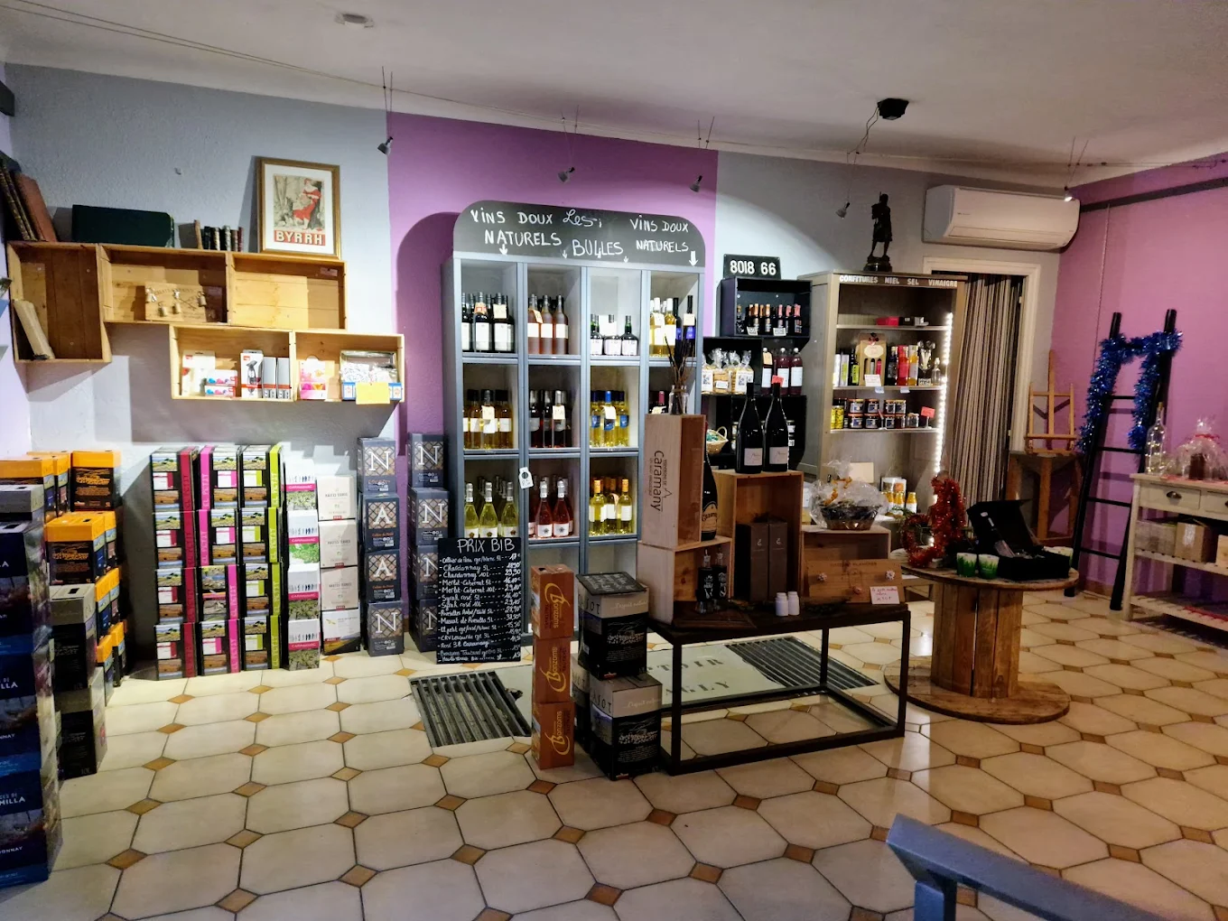 À CÉDER – Une cave à vins au cœur des Fenouillèdes, là où le terroir raconte son histoire
Au détour d’un virage, sur cette route vivante qui relie les Pyrénées-Orientales à l’Aude, une petite boutique attire le regard. Une vitrine généreuse, un parking juste devant, et derrière la porte… l’odeur du bois, des cuvées locales, des produits du terroir soigneusement choisis.
Cette cave à vins n’est pas seulement un commerce : c’est une halte, un repère, un lieu où les voyageurs s’arrêtent pour découvrir l’âme des Fenouillèdes.

Un emplacement qui vit au rythme des saisons
Randonneurs en quête de fraîcheur, visiteurs des châteaux cathares, amateurs de canyoning, familles en route vers les stations de ski… Le village voit passer un flux constant de curieux et de passionnés.
Ici, chaque semaine apporte son lot de nouveaux visages, et chaque saison raconte une autre histoire.
Une activité simple, authentique, qui respire le local
La cave propose :
•	Des vins du secteur, en bouteilles ou en cubis, directement issus des producteurs
•	Une sélection de produits locaux qui valorisent le terroir
•	Une surface de vente accueillante et un vaste espace de stockage qui facilitent le quotidien
Le tout dans un local de 180 m², avec un loyer presque introuvable : 7200 € par an. Climatisation réversible, rideaux métalliques, bureau, stockage… tout est prêt pour travailler sereinement.
Un lieu qui n’attend qu’une nouvelle énergie
On imagine facilement :
•	Une gamme de bières artisanales
•	Des spiritueux, des boissons sans alcool
•	Des fromages, des paniers pique-nique
•	Un coin café pour accueillir les randonneurs
•	Des animations autour du vin et du terroir
Ce commerce a déjà son histoire, mais son potentiel reste largement ouvert.
Les chiffres
•	CA 2025 : 63000 €
•	Prix de cession : 30 000 €
•	Possibilité d’un logement provisoire T3 pour 400 €/mois