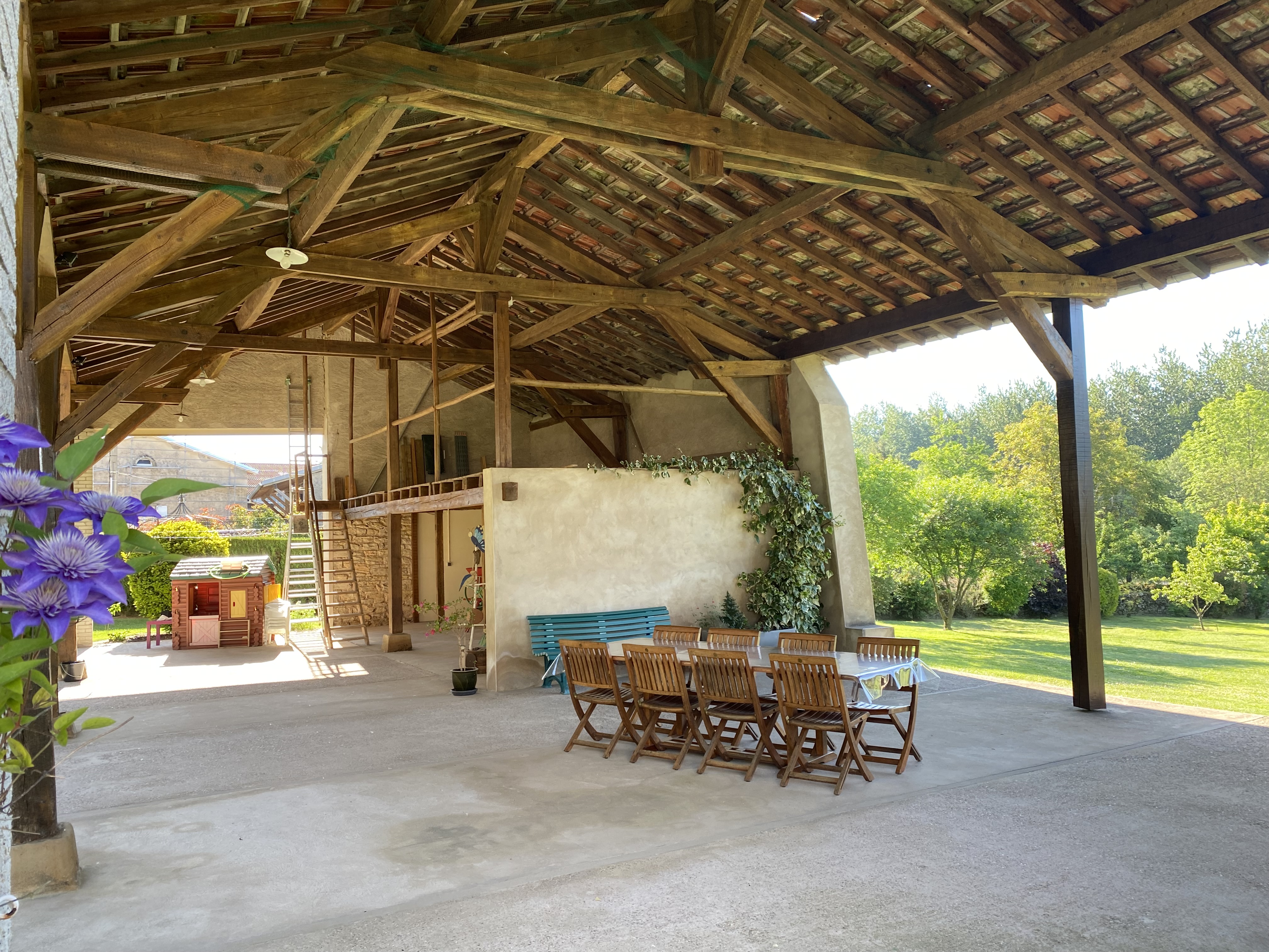 Maison 7 pièces 335 m² habitable 

Ancien corps de ferme rénové.
5 500 m² de terrain avec arbres fruitiers au cœur de Saint Maurice Aux Forges à 8 km du lac de Pierre-Percée, 15 km de Baccarat, 65 km de Nancy.

Au RDC : le bien dispose d’une grande pièce de vie de 95 m² avec cheminée et toilettes, une cuisine équipée indépendante, un bureau avec placard, un salon, une chambre avec placard, salle de bain et toilette, une laverie.
Au 1er étage : 4 chambres (de 17 m² à 12 m²) chacune avec salle d’eau et WC indépendant.
Au 2ème étage : 2 pièces et possibilité d’aménager 35 m².
Une cave de 95 m². 

Par ailleurs, le bien présente de nombreuses dépendances : 
Un grand grenier aménageable, grange / garage.
Un bâtiment à l'arrière de la maison pour accueillir vos repas d’été (environ 140 m²).
Un garage indépendant environ 30 m²

Le bien est chauffé par une chaudière à condensation au fioul et par une cheminée.

Cette maison était en chambre d’hôtes de 2000 à 2005.
Des gîtes peuvent être créés : 
- garage indépendant 
- grange