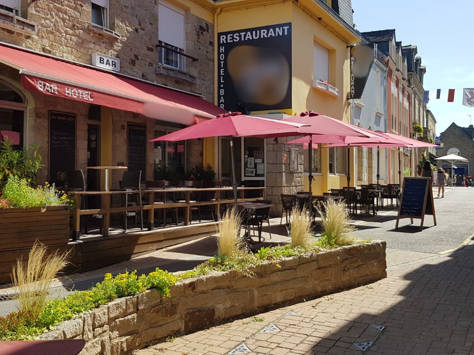 Opportunité de reprise d’un établissement à proximité des plages et de nombreux attraits touristiques.

Description du bien

Véritable institution, cet hôtel de 8 chambres au confort simple est idéalement situé : dans le centre-ville d’une commune dynamique située sur l’axe Nantes -Brest.

Certaines chambres peuvent recevoir jusqu’à 4 personnes. Le restaurant possède une belle capacité avec une salle de 70 couverts, ainsi que 2 terrasses qui ajoutent une trentaine de couverts.

L’établissement est tenu par un couple et a été entretenu régulièrement : chaudière neuve par exemple.

Les commerces, ainsi qu’un centre culturel sont à proximité immédiate et plusieurs parkings sont facilement accessibles. Situé également au cœur de l’animation du grand marché hebdomadaire.

Le chiffre d’affaires s’élève à 370 000 € HT et peut encore être développé.

Surface du bien :

Surface de 500 m²
Restaurant de 70 places intérieures + 36 en terrasse
8 chambres

Localisation :

A pied :
- Dans une rue piétonne, à proximité immédiate des commerces

En voiture:
- Sur l'axe Nantes - Vannes - Brest (RN 165)
- 20 mn de Vannes, 1h de Saint Nazaire et 1h15 de Nantes

Attraits touristique :
- A 5 minutes des plages
- A 15 minutes de la Roche-Bernard
- A 10 minutes du Parc animalier et botanique de Branféré

Conditions d'acquisition :

Murs : 370 000 €

Caractéristiques / Atouts :

- proximité du littoral
- établissement aux normes
- matériel très bien entretenu, mobilier récent
- nombreux attraits touristiques à proximité
- bonne réputation, noté 4,4 sur Google (315 avis)