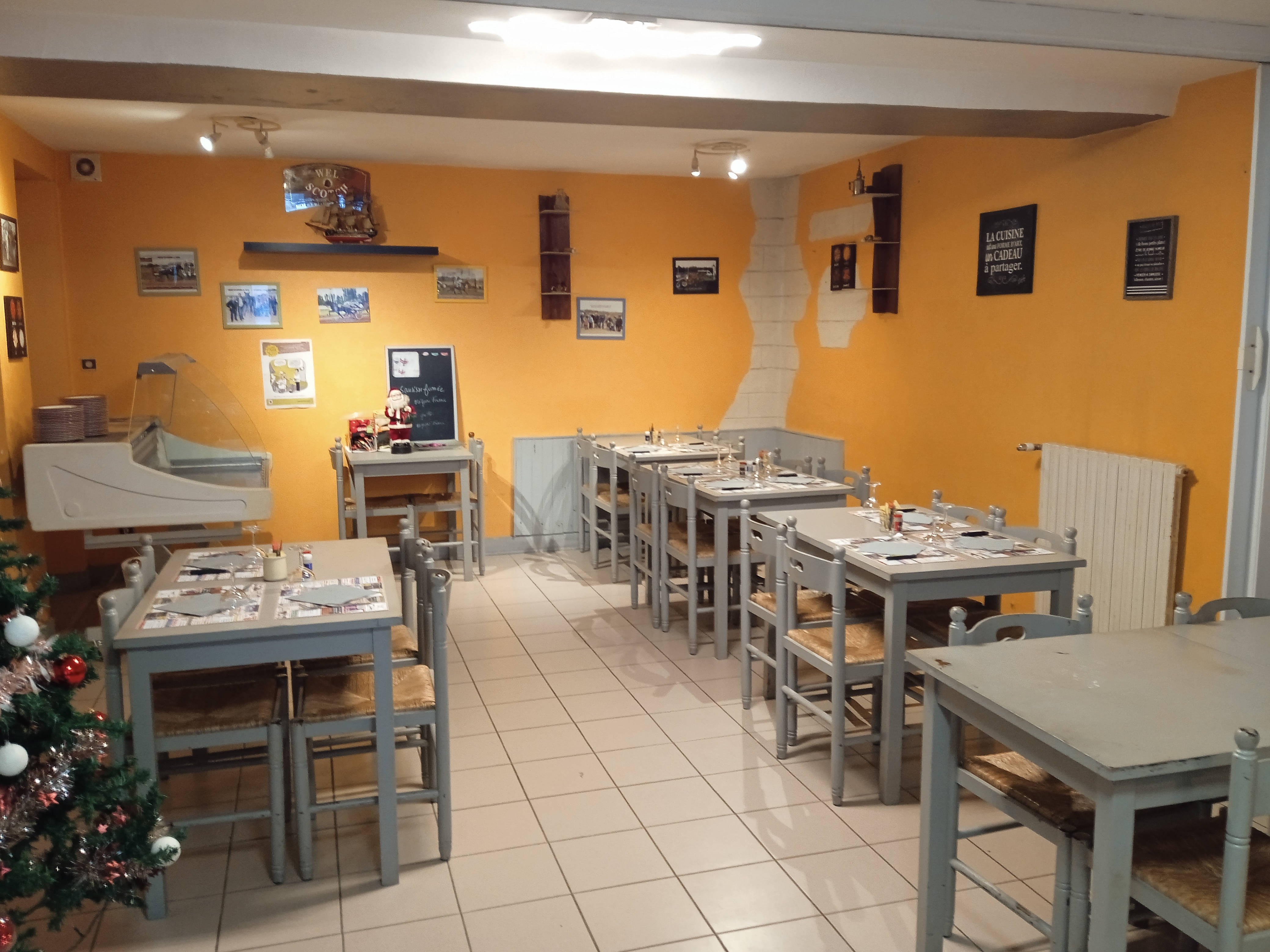 Location gérance d'un bar restaurant multiservice dans un village du nord Mayenne. Idéalement situé sur l'axe Sillé Mayenne il est composé d'un bar d'un salle de restaurant d'une épicerie. Un logement et un terrain arboré compète cette location.
Le parking jouxte le restaurant.
Le montant de la location est de 550€/mois. Pour en connaître le détail merci de prendre contact avec la mairie.