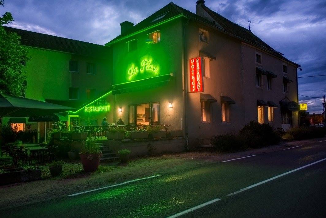A vendre fonds de commerce Hôtel Bar Restaurant 2*

 Situé à égale distance de MÄCON et de Chalon sur Soane dans 1 village de bourgogne, en pleine campagne sur un site très touristique (clientèle étrangère) et clientèle de groupes
L’hôtel restaurant se trouve sur un beau parc fleuri et clos de 9 000 m² avec piscine. Il se compose de 30 chambres dont 2 chambres PMR 2 salles de restaurant +1 salle de réunion et salle pour les petits déjeunés, en période estival il y a 2 terrasses ombragées

Cuisine avec appareil récent et fonctionnel, grande cave voutée, logement de fonction Le bâtiment est parfaitement agencé pour des repas d’affaires, de groupes, mariages, banquets, séminaires, etc. l 'ensemble est aux normes, pas de travaux à prévoir
. Un grand parking privé pouvant accueillir les bus est disponible, Possibilité de développer le chiffre d’affaires car pour l’instant le restaurant n’est pas ouvert en permanence

CA 2024. 310 000 €, chiffre d’affaires en progression depuis le covid 
Établissement saisonnier
 Prix du fonds de commerce 160 000€,  
possibilité d acquérir les mur
Pour tous renseignement merci de contacté au 07 88 50 00 07 ou par mail : chef.nouv.41@gmail.com
