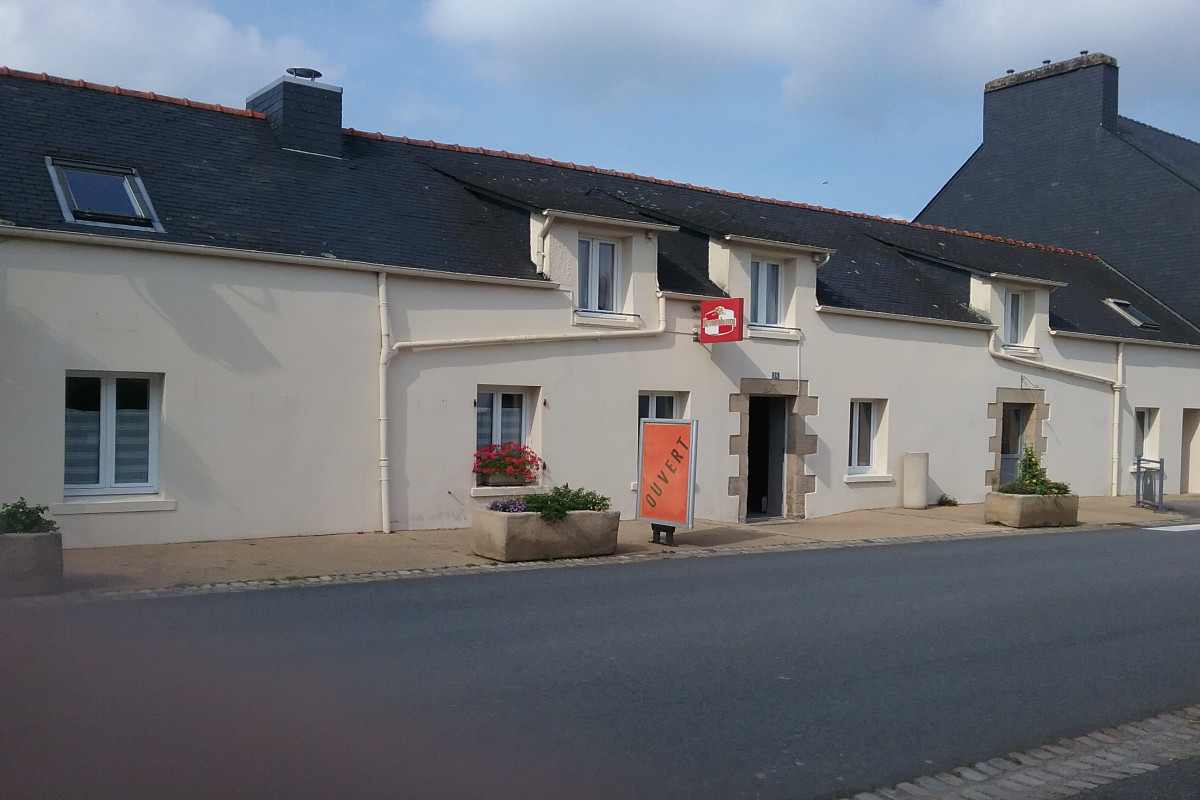 - En plein centre bourg de KERGLOFF, local mixte (commerce et habitation) à vendre.
La partie commerce d'une surface de 110m² se compose d'une entrée sur le bar avec comptoir, d'une salle de réception, d'une cave en deux parties et de sanitaires.
La partie habitation d'une surface d'environ 150m² au sol, se compose, au rez-de-chaussée, d'une grande pièce de vie avec cuisine aménagée et équipée ouverte, poêle à bois, une buanderie donnant accès dans le jardin. A l'étage: cinq chambres, un placard et une salle d'eau avec WC.
A l'extérieur, un jardin d'environ 500m².