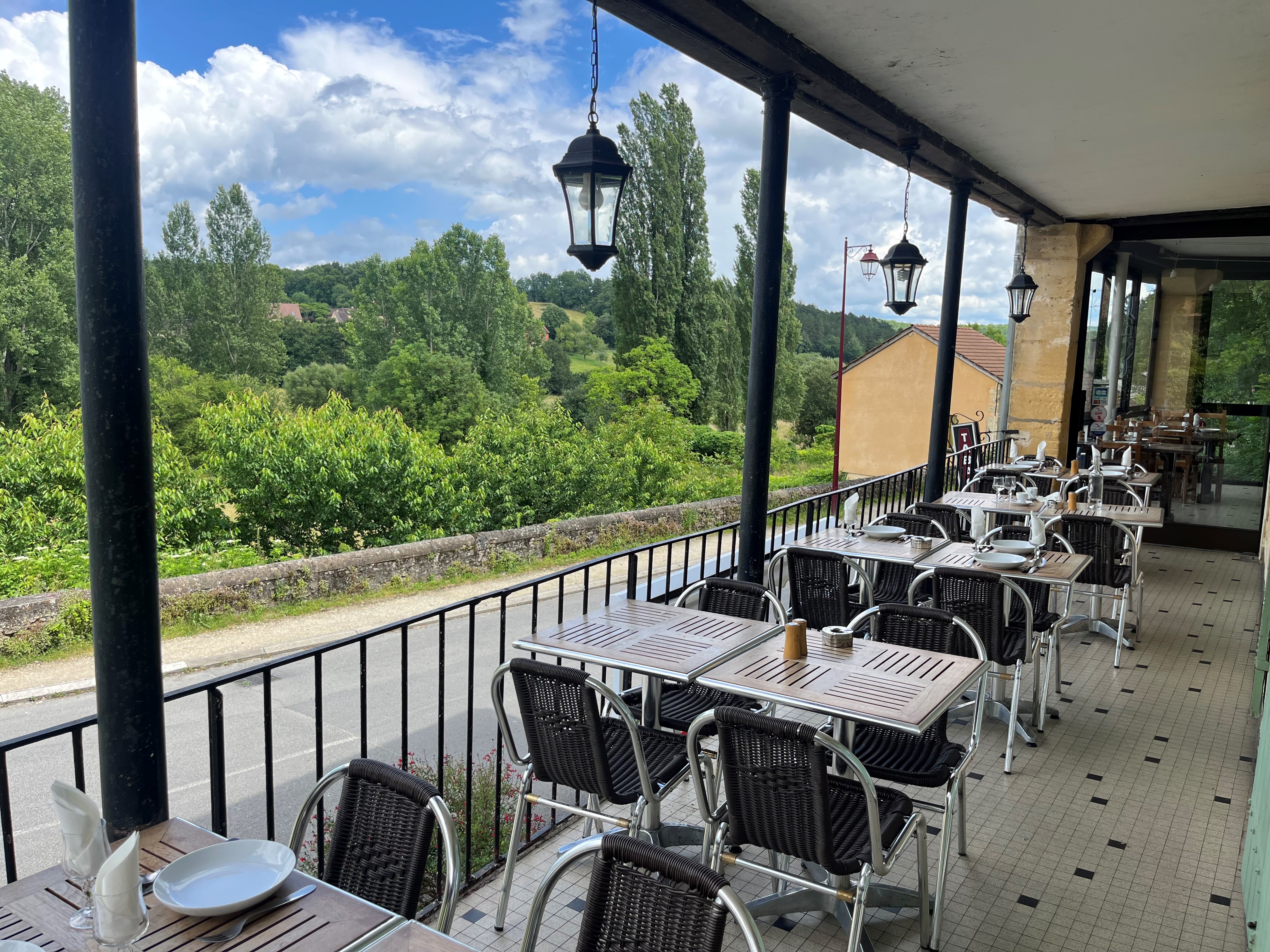 > Descriptif de l’activité
La Merenda est un restaurant, bar-tabac situé sur un axe passant dans le village de Meyrals. Rez-de-chaussée : le café/bar-tabac, 1er étage : le restaurant avec cuisine équipée, four à pizza, espace plonge, et une salle conviviale avec un poêle à bois (40 places), une véranda (22 places) et une terrasse (20 places) donnant sur la vallée.  Au 2ème étage : Un appartement avec deux chambres, une pièce à vivre, et une salle de bain.

Sa configuration offre de grandes possibilités pour développer et investir les différentes activités (restauration, café/bar, tabac). La diversification du Chiffre d’Affaires est un atout. De plus, sa localisation et sa licence tabac permettent de bénéficier d’avantages spécifiques non négligeables.

La Merenda est lieu de rencontre et de convivialité prisé par les habitants du village de Meyrals et des villages alentours. Il possède une clientèle locale et saisonnière et permet de travailler à l’année.
L’établissement dispose également d’un fort potentiel pour le développement de nouvelles activités, types épicerie, ou jeux à gratter, qui pourrait permettre de réduire l’activité restauration par exemple. De plus, vous pouvez retrouver un appartement de 60m² au deuxième étage, avec 2 chambres, une pièce à vivre et une salle de bain.

> Caractéristiques et avantages
	Superficie : 200 m²
	Cuisine équipée de matériel professionnel
	Salle lumineuse et chaleureuse avec un poêle à bois de 40 places, véranda avec 22 places, et 20 places sur la terrasse, tout cela avec une vue magnifique sur la vallée.
	Licence IV pour le débit d’alcool.
	Licence tabac qui donne accès à des aides financières spécifiques via le service des douanes (« Prime de diversification des activités » versée annuellement)
	Situé en Zone de Revitalisation Rurale avec des avantages fiscaux 
	Etablissement aux normes ERP 
	Appartement de 60m² avec deux chambres au deuxième étage

> Contexte local
Meyrals est un petit village de plus de 700 habitants, idéalement situé entre la Vallée de la Dordogne et la Vallée de la Vézère (à 5km de St-Cyprien et 15km de Sarlat-La-Canéda). Il offre le confort et le calme de la campagne tout en ayant un accès direct et rapide sur l’ensemble des services publics, commerces, et infrastructures de ses voisins. Doté d’une école maternelle et d’une école primaire (qui se situe à 2min à pieds de La Merenda) il bénéficie également d’un tissu associatif dynamique et varié à l’année.
Ce projet de reprise est idéal pour un couple avec ou sans enfant souhaitant s’installer en Périgord et participer à une dynamique locale.

> Conditions d’acquisition : 250 mille € hors frais de notaire 
	120 mille € pour le fonds de commerce
	130 mille € pour les murs