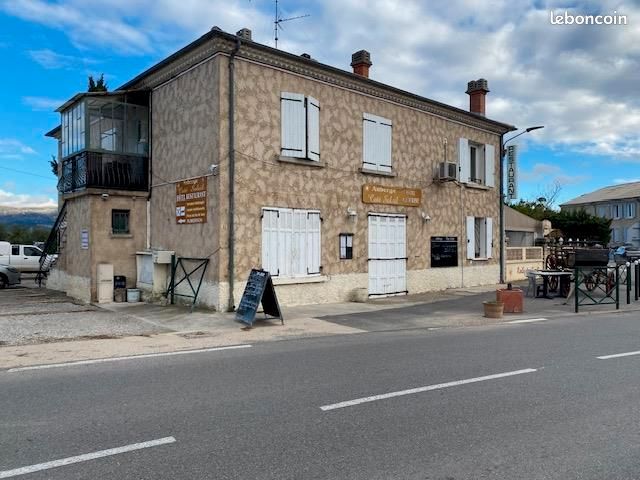 ond de commerce Restaurant - pizzeria

A vendre pour cause de santé. À proximité de Moustiers-Sainte-Marie (04) – Idéalement situé à seulement 12 km de l'un des plus beaux villages de France, au cœur d'un secteur touristique très fréquenté.

Cet ensemble immobilier complet comprend :
Un restaurant / pizzeria entièrement équipé
Salle de restaurant d'une trentaine de couverts
Grande terrasse couverte et terrasse ombragée d'environ 100 couverts
Cuisine fonctionnelle avec espace plonge et dessert, chambre froide positive, chambre froide négative et deux réserves
Grand parking privatif pour la clientèle
Trois garages.

Deux logements indépendants :

Un T3 spacieux, cuisine ouverte, séjour, une suite parentale, une chambre avec sa salle d'eau, toilette séparé.
Un T2 confortable, idéal pour loger le personnel ou générer un revenu locatif complémentaire
Ce bien offre un fort potentiel commercial dans une zone prisée des vacanciers, proche des lacs et des gorges du Verdon. Une belle opportunité pour un couple de restaurateurs ou un investisseur cherchant un ensemble complet avec rentabilité et qualité de vie.
loyer des murs 1300 € TTC
Affaire saine. A voir rapidement.